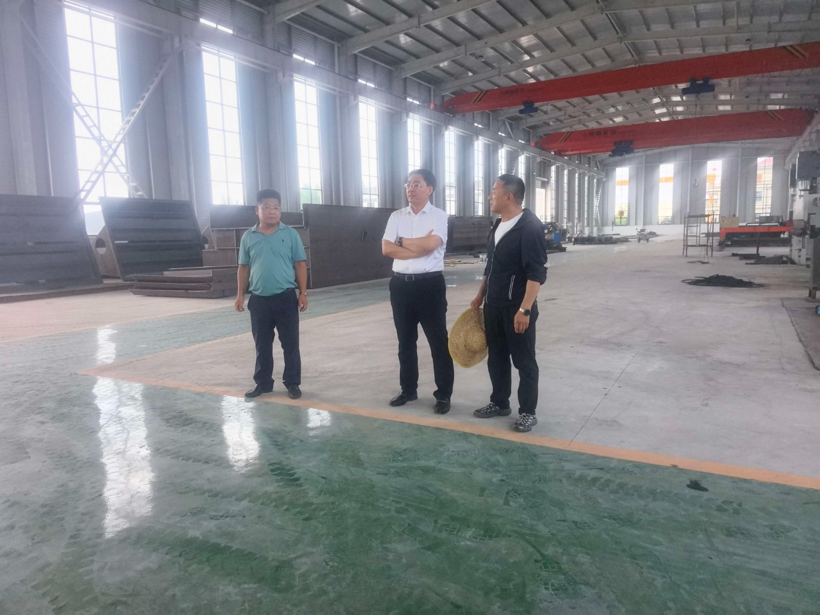 党委书记孔维刚到宏大督导项目观摩现场准备情况。镇领导马运喜陪同。