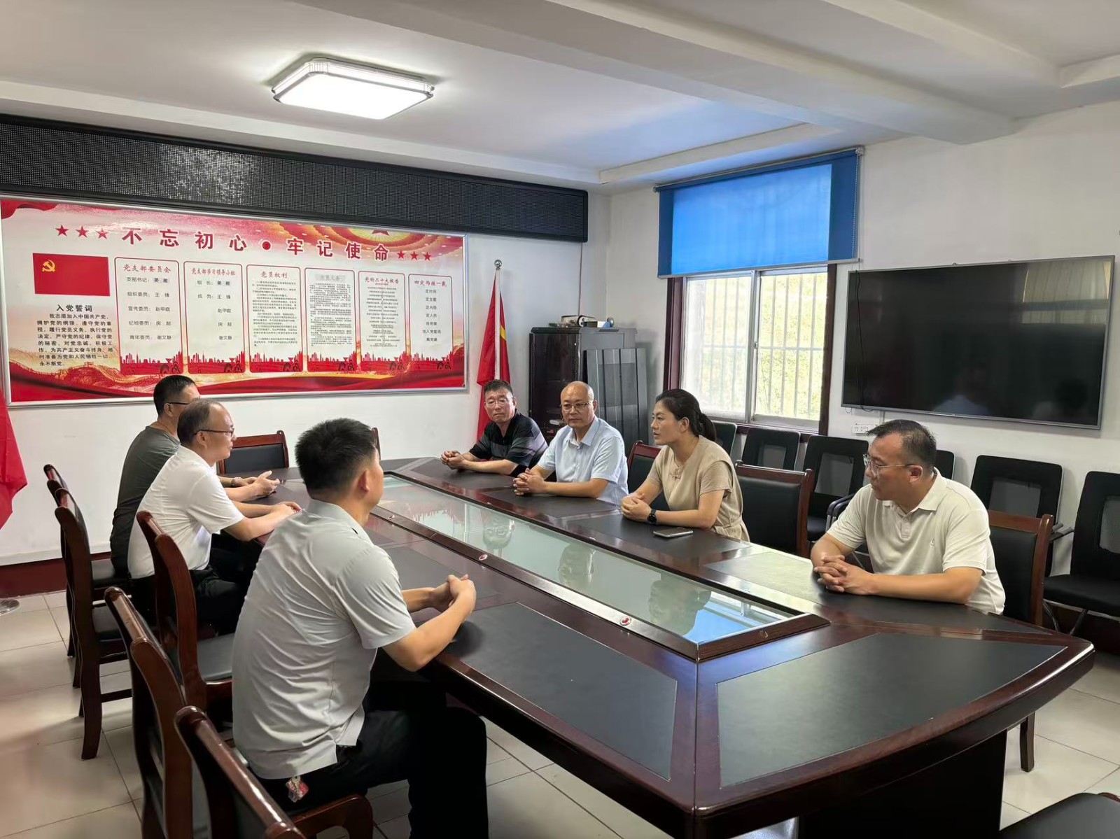 党委副书记、镇长方梅带队到镇卫生院调研，镇领导陈海锋，财政所负责人陪同。