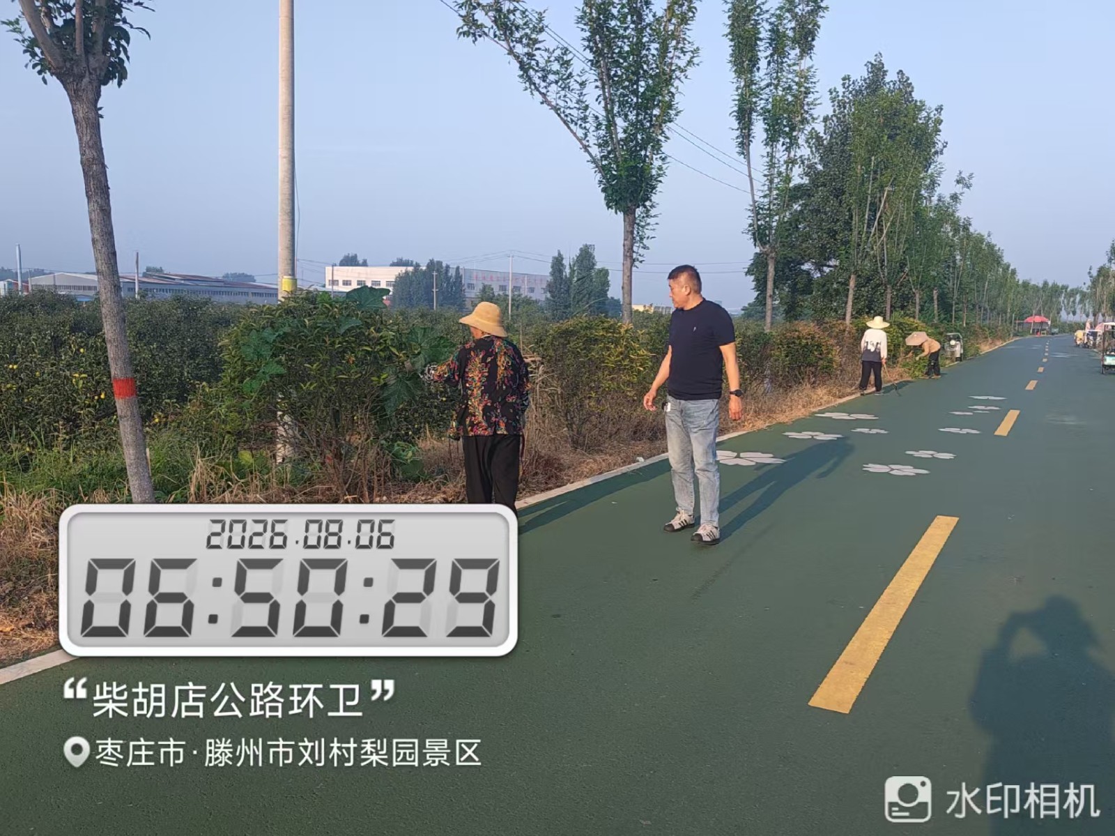 道路环卫岗，各管区、村常态化开展镇村人居环境整治。