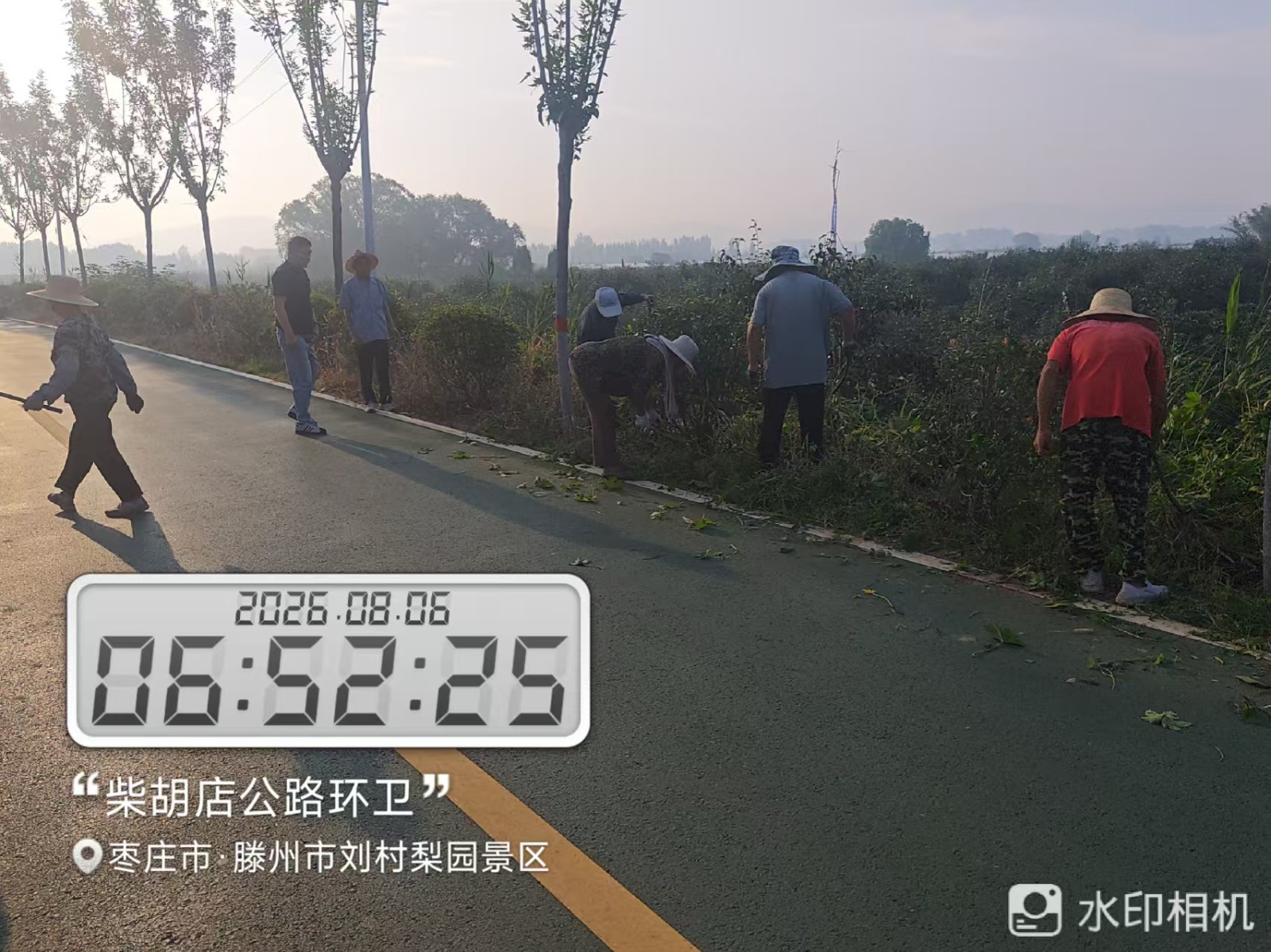道路环卫岗，各管区、村常态化开展镇村人居环境整治。