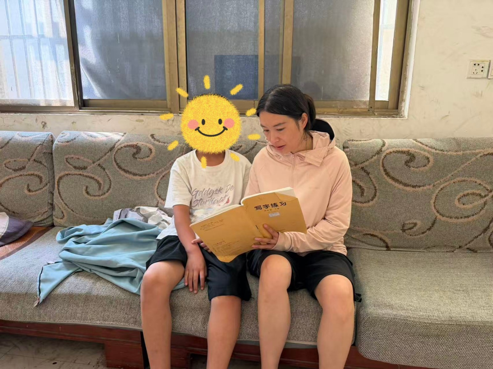 镇妇联开展爱心妈妈入户关爱困境儿童活动