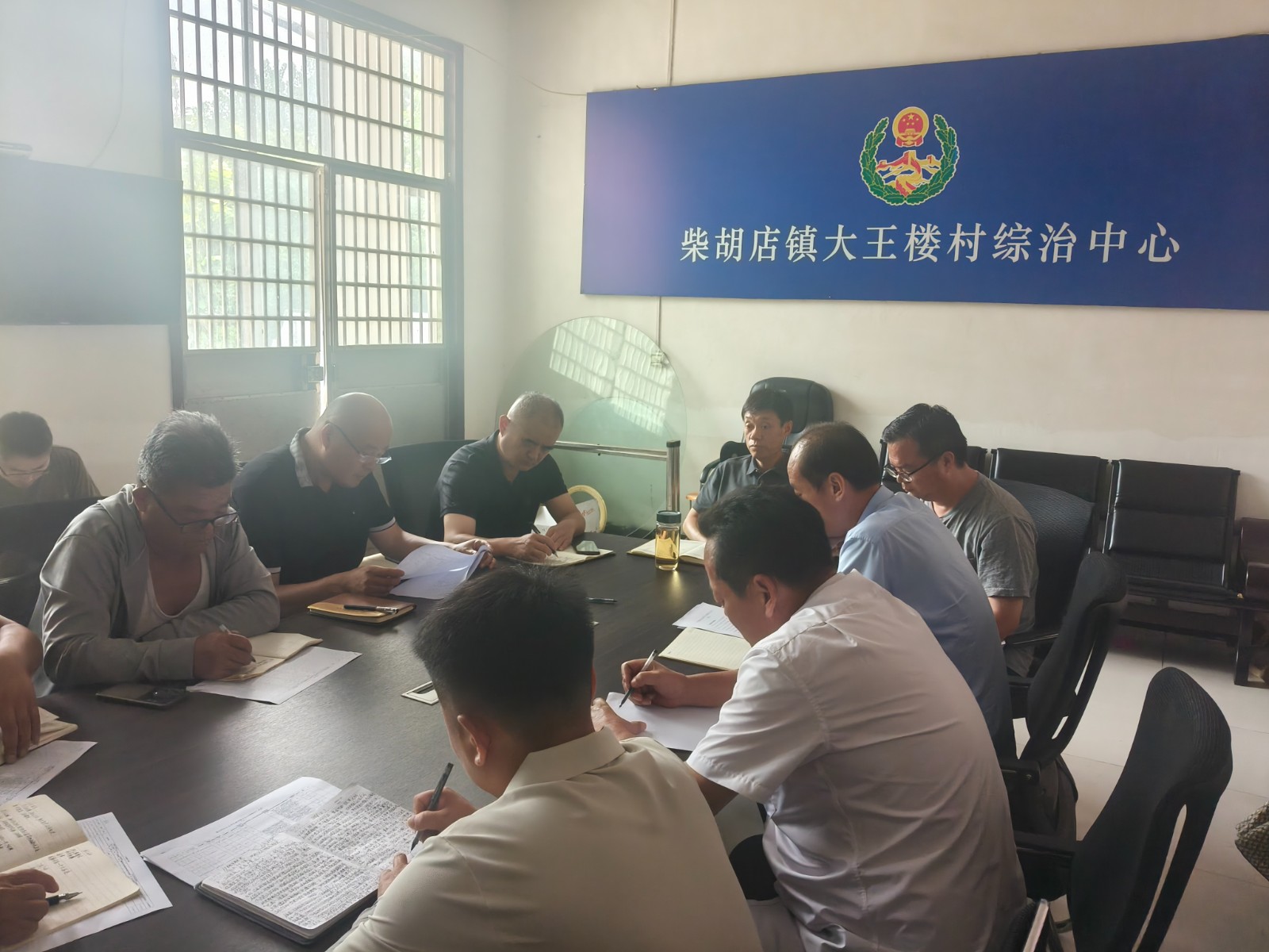 镇领导邓荣迎、邓景文、刘明波到坦山管区召开近期重点工作会议。