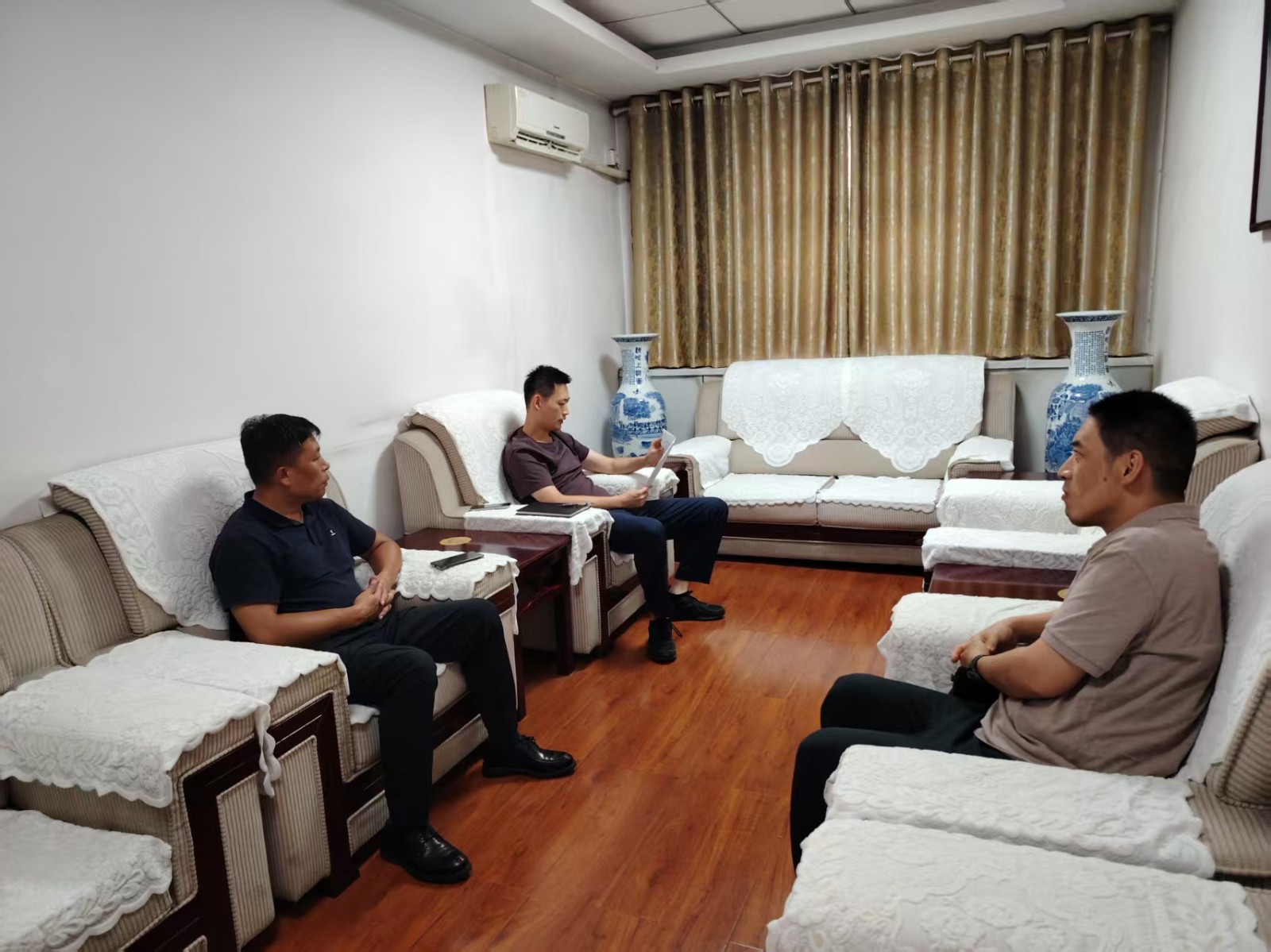 市城乡水务局党组成员隋亚松到镇检查防汛防台风工作开展情况，镇领导孙彦固陪同。
