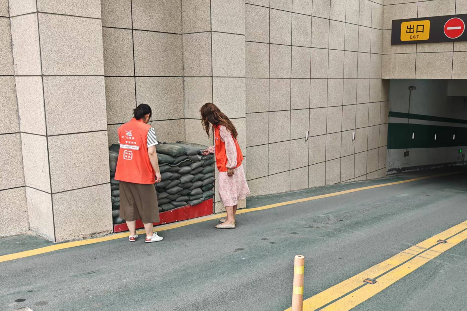 东新片区信华社区开展防汛巡查1