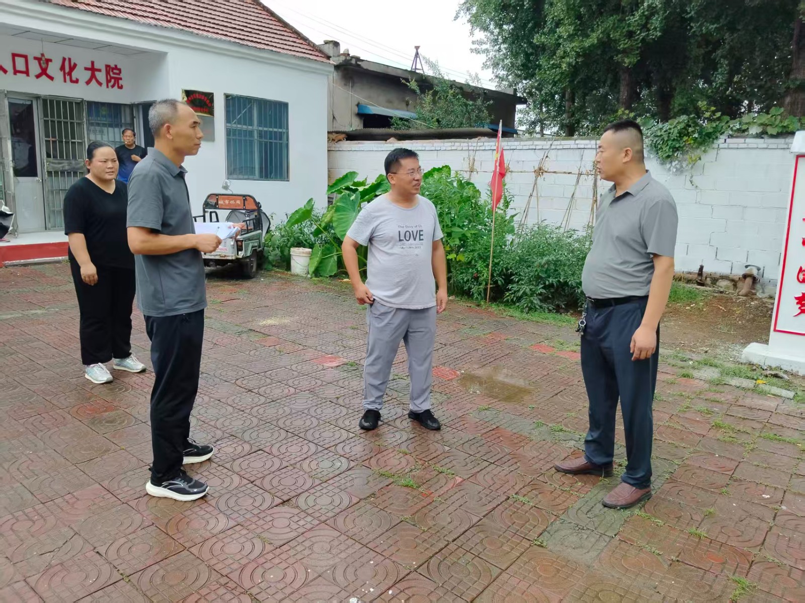 镇领导胡雷带领应急办到薛阳管区督导应急防汛物质及防汛队伍建设情况。