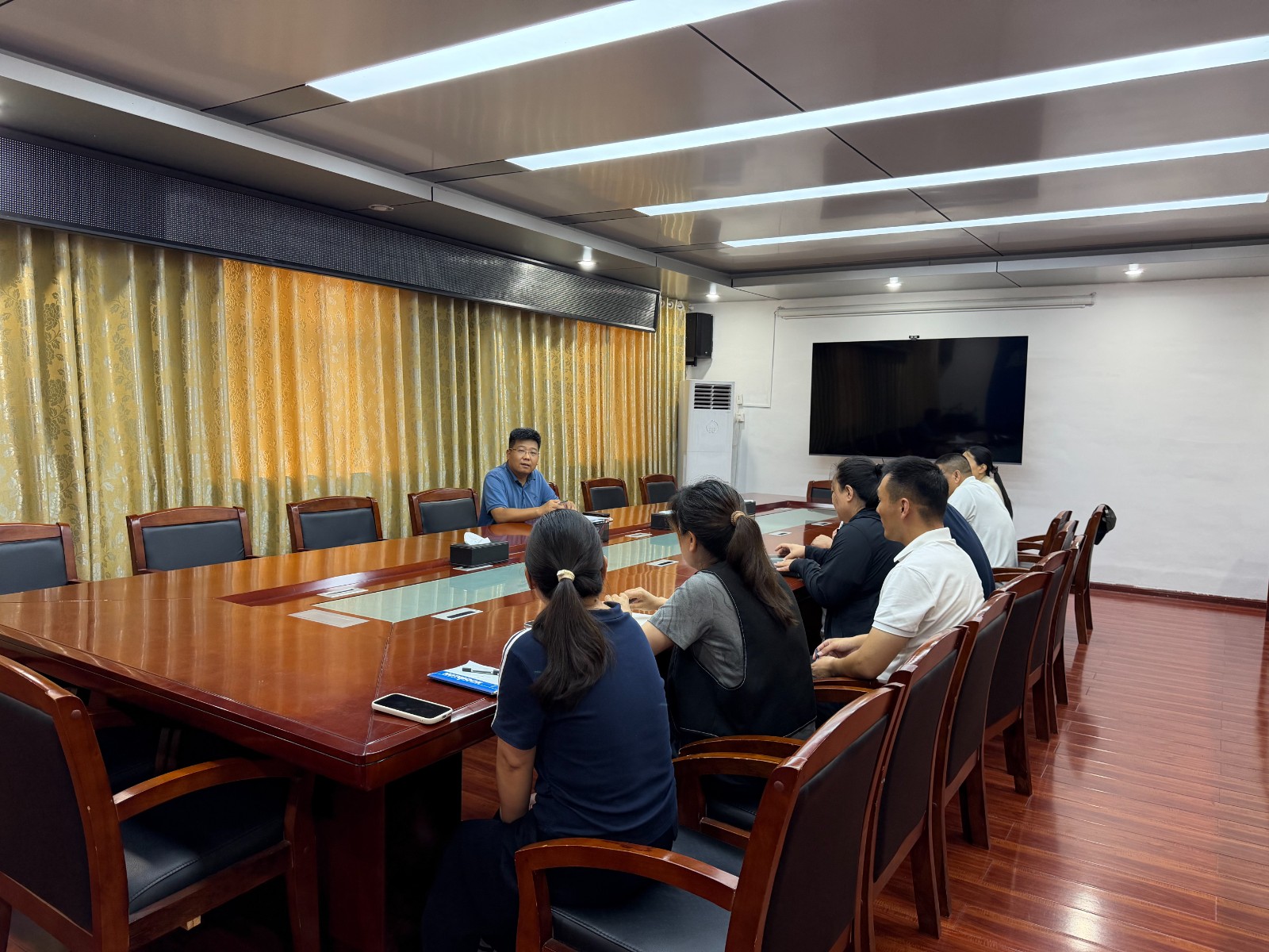 镇领导马运喜组织召开分管部门工作例会，传达镇会议精神，安排近期任务。