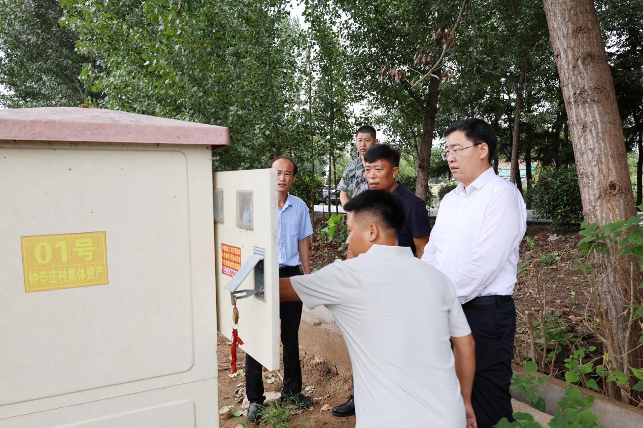 镇党委书记孔维刚督导高标准农田设施管护工作，镇领导孙彦固陪同。