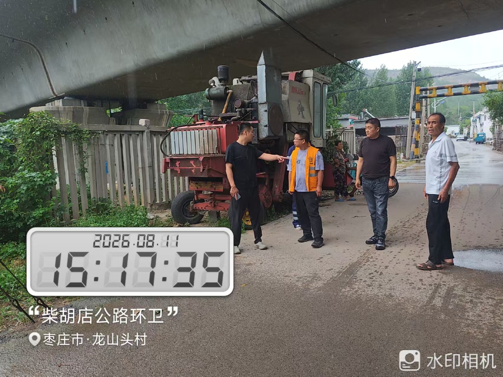 环道办，龙山村与高铁供电部门处理存在的隐患。
