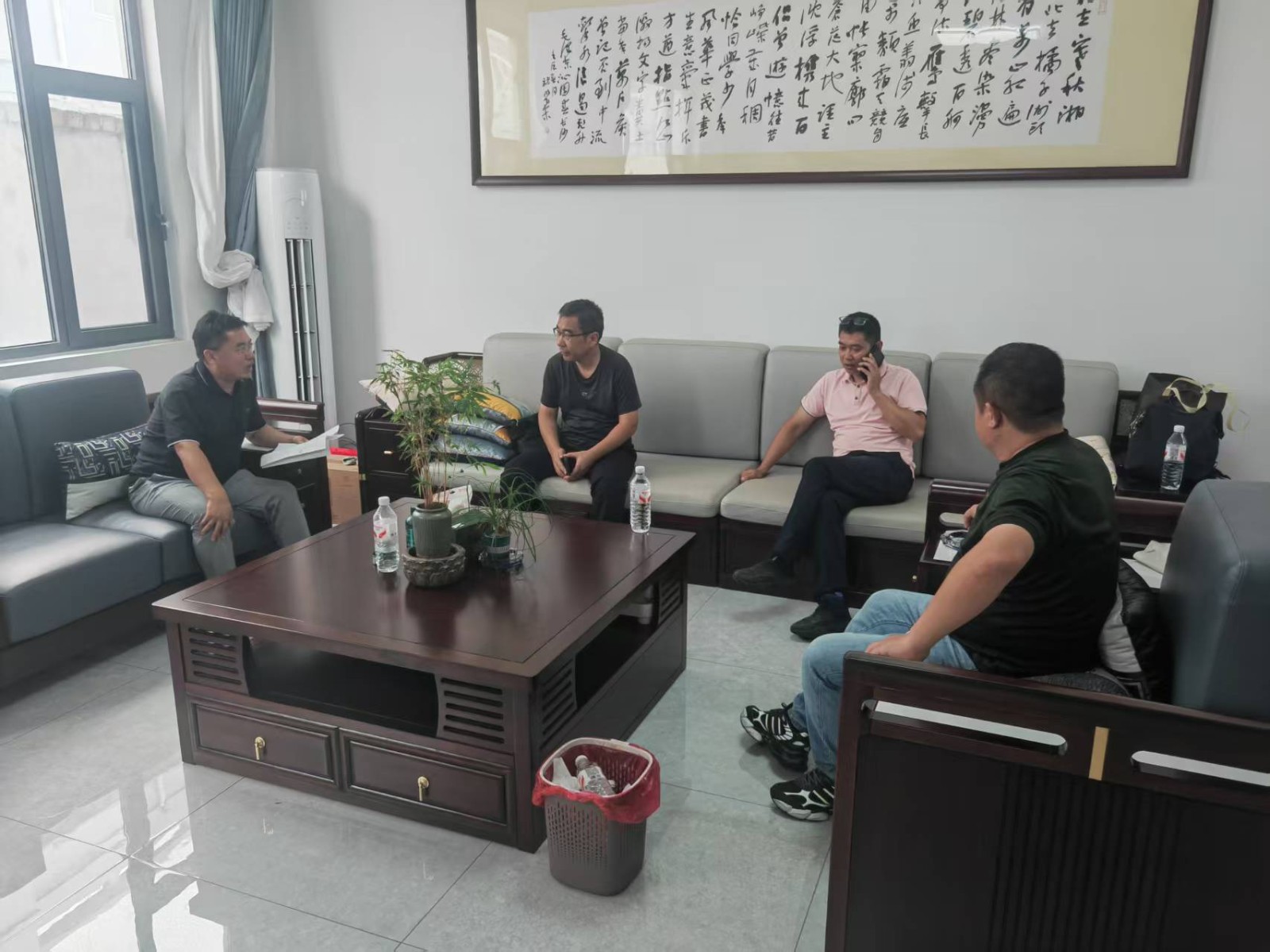 镇领导胡雷现场督促卫拍图斑整改。