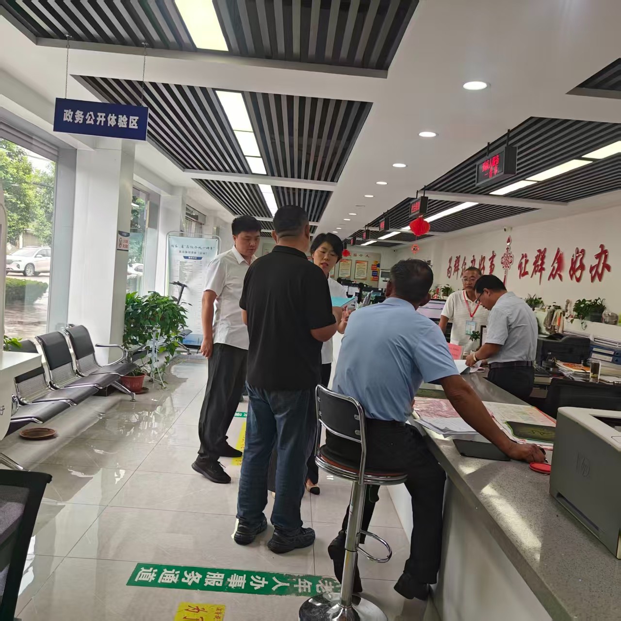 市政务服务中心来柴胡店镇督导高效办成一件事及迎检相关事宜,镇领导李刚陪同。