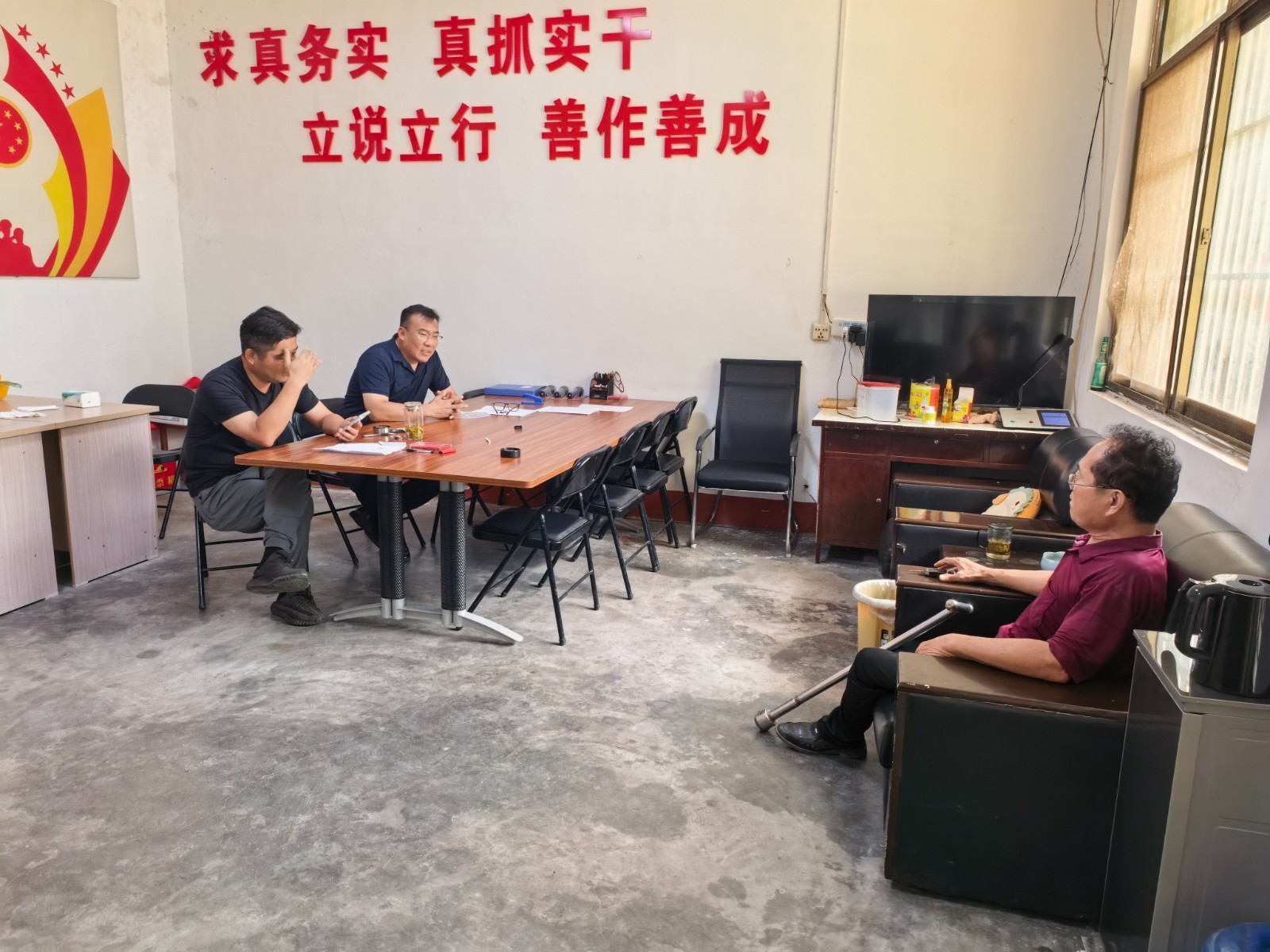 镇领导陈海锋到刘村管区处理图斑整改事宜。