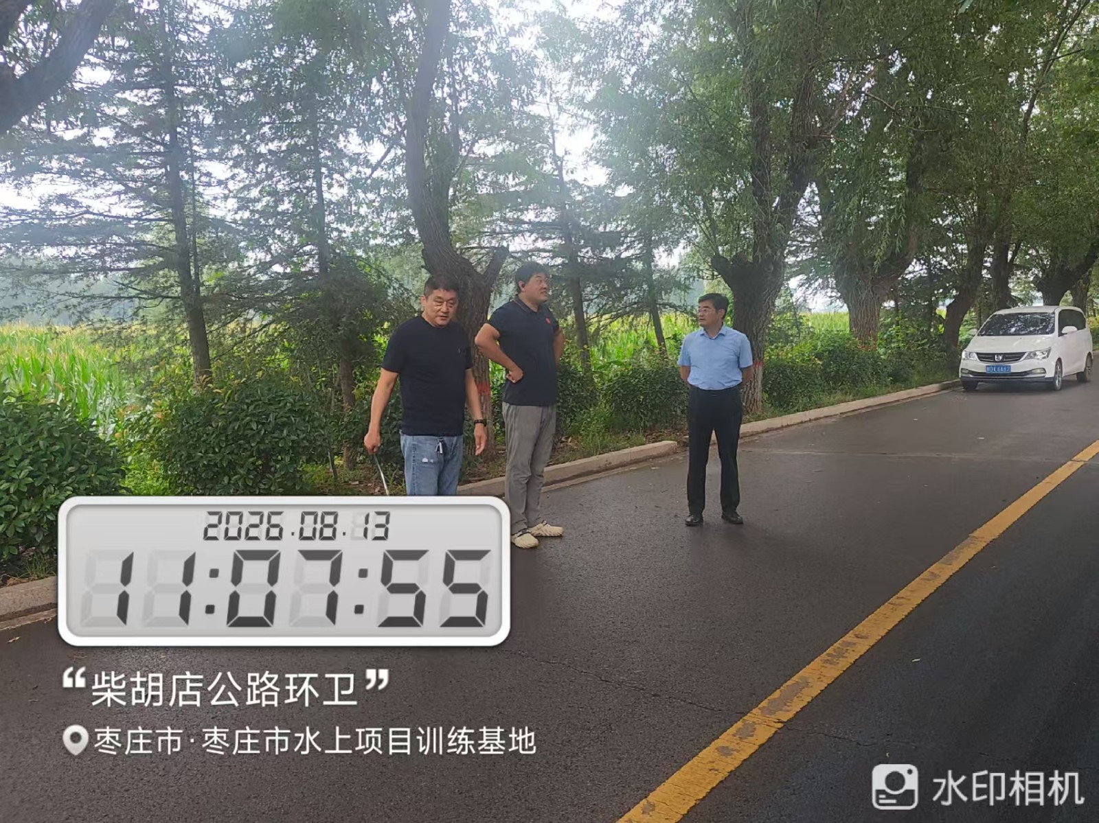 镇领导张强与水上项目基地负责人对接周边路域环境安全相关工作。