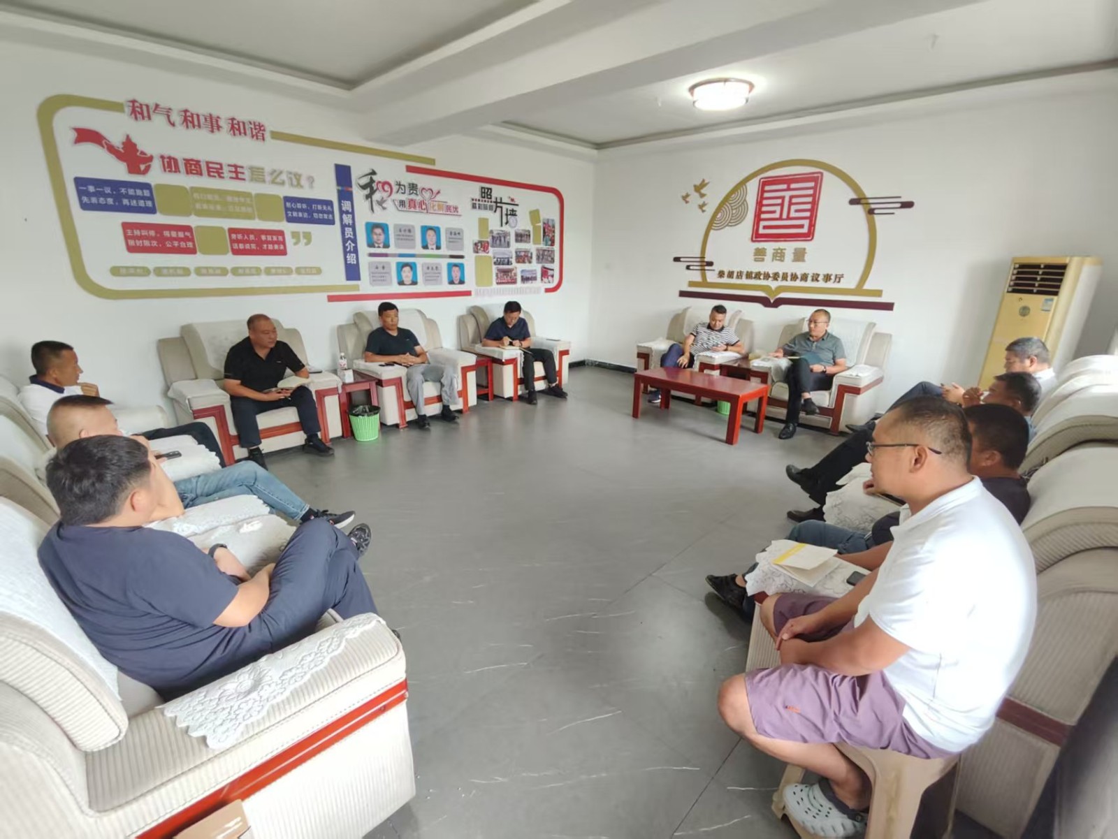 镇领导孙彦固、王凯到旗胜管区召开村干部会议安排近期重点工作。