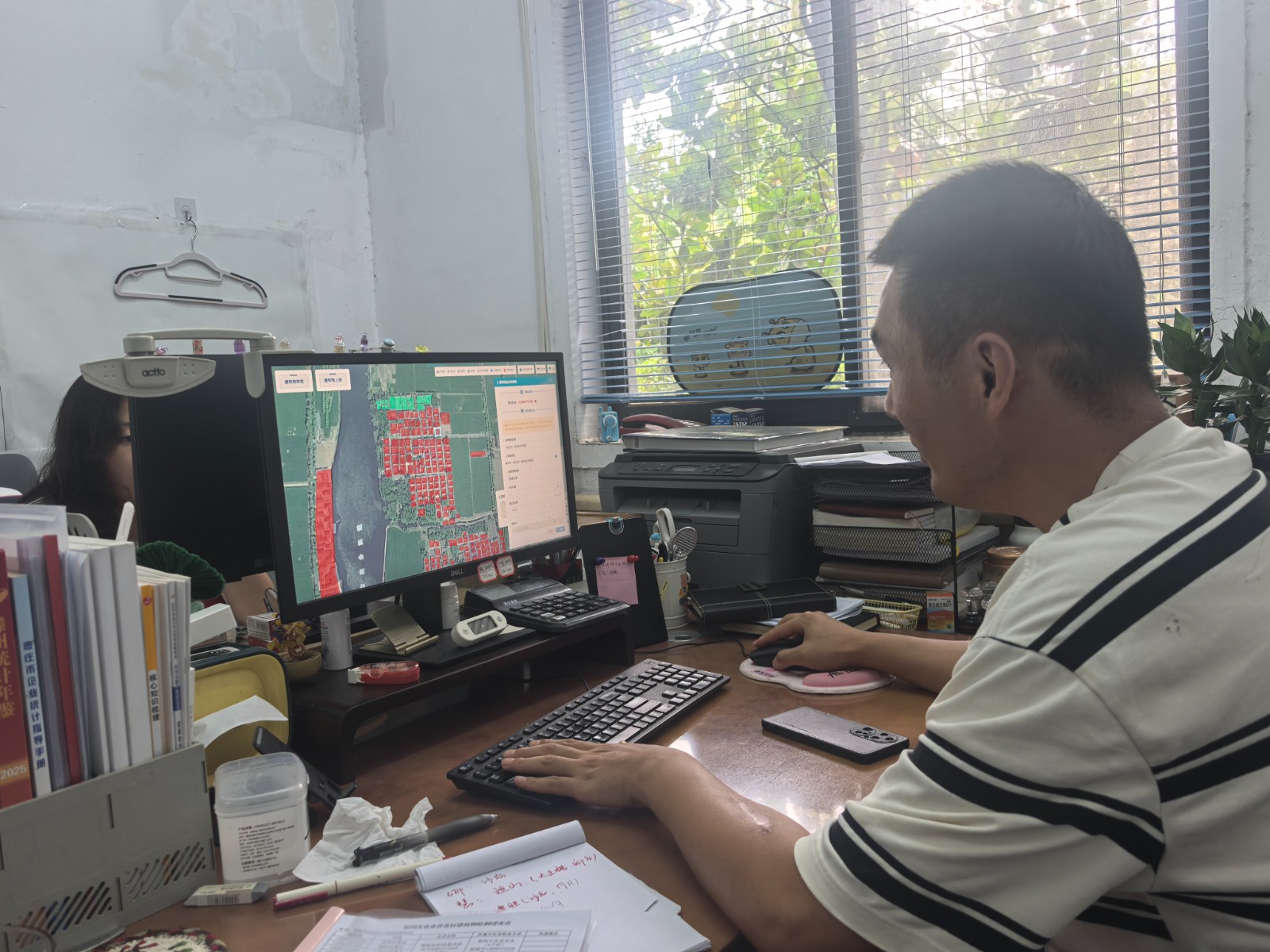 统计岗核实第四次农业普查建筑物信息