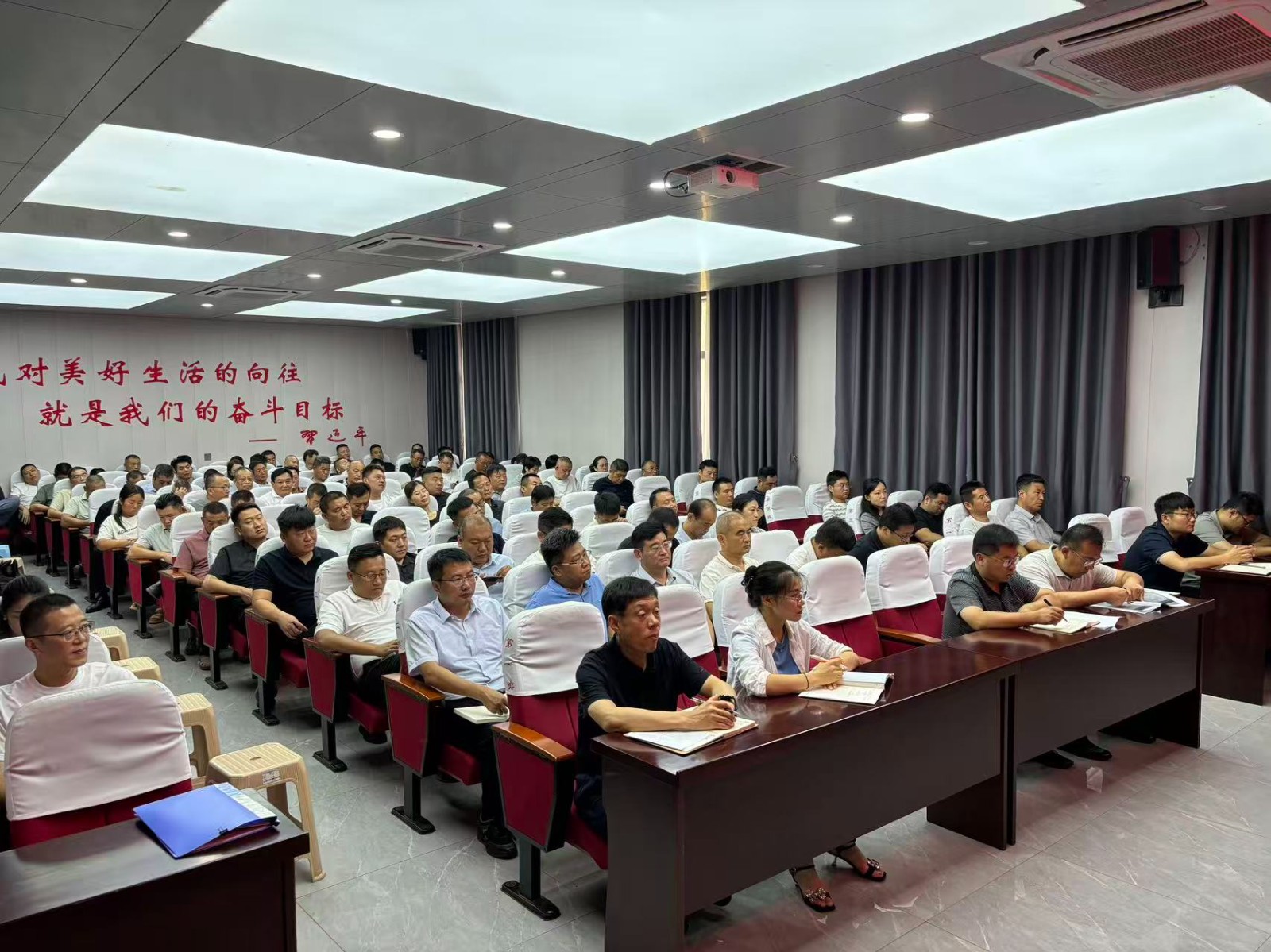 在镇南二楼会议室召开镇村干部大会，镇长出席，吕书记主持
