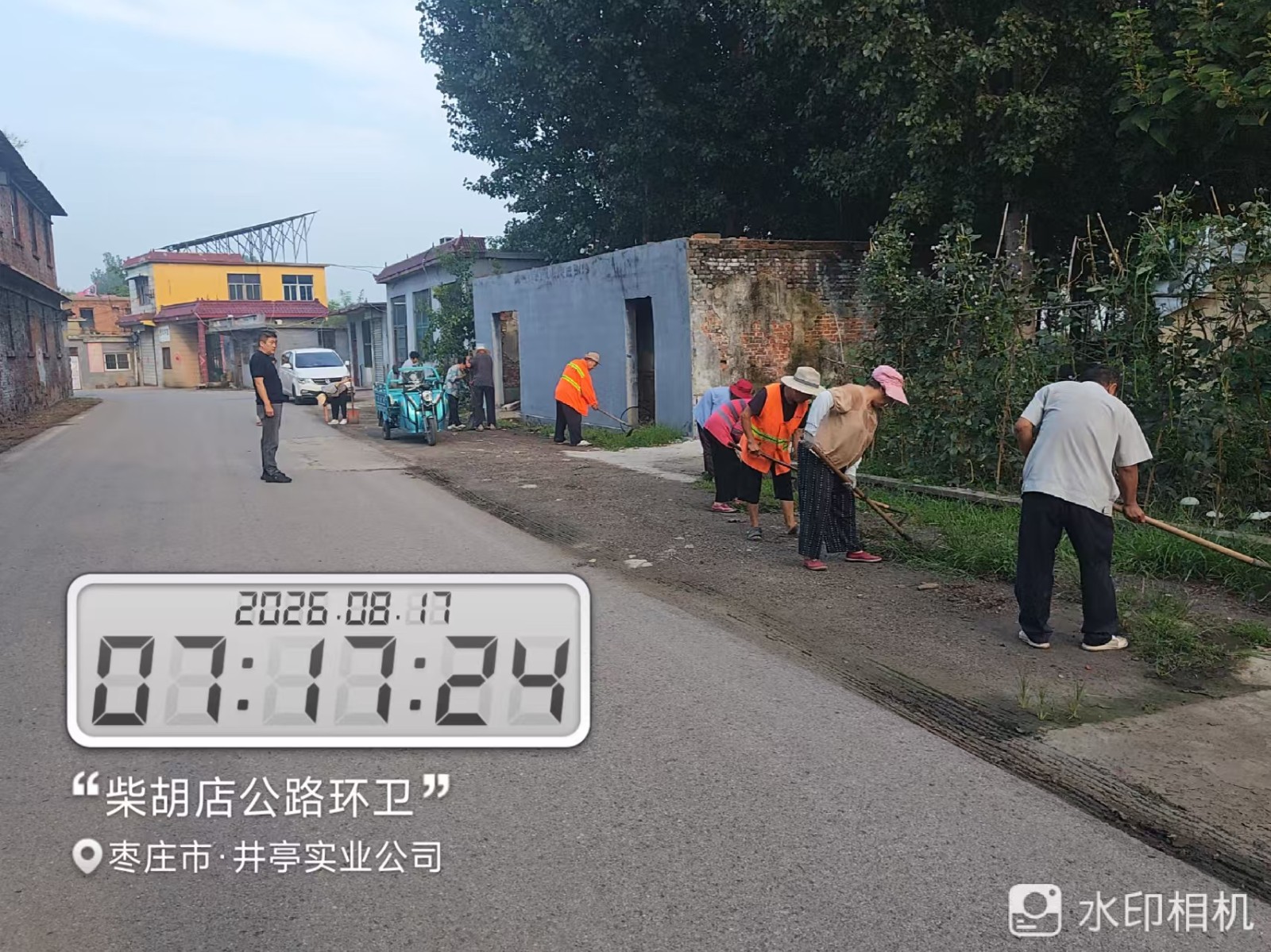 道路环卫岗，各管区、村常态化开展镇村人居环境整治。1