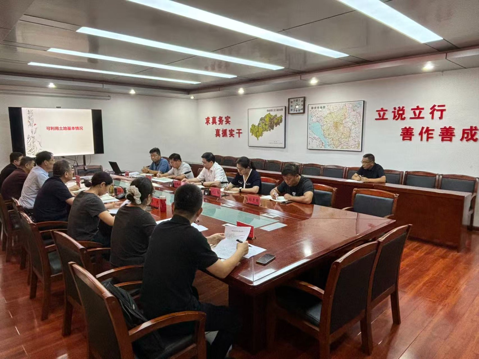 信华集团来镇座谈,书记、镇长接待