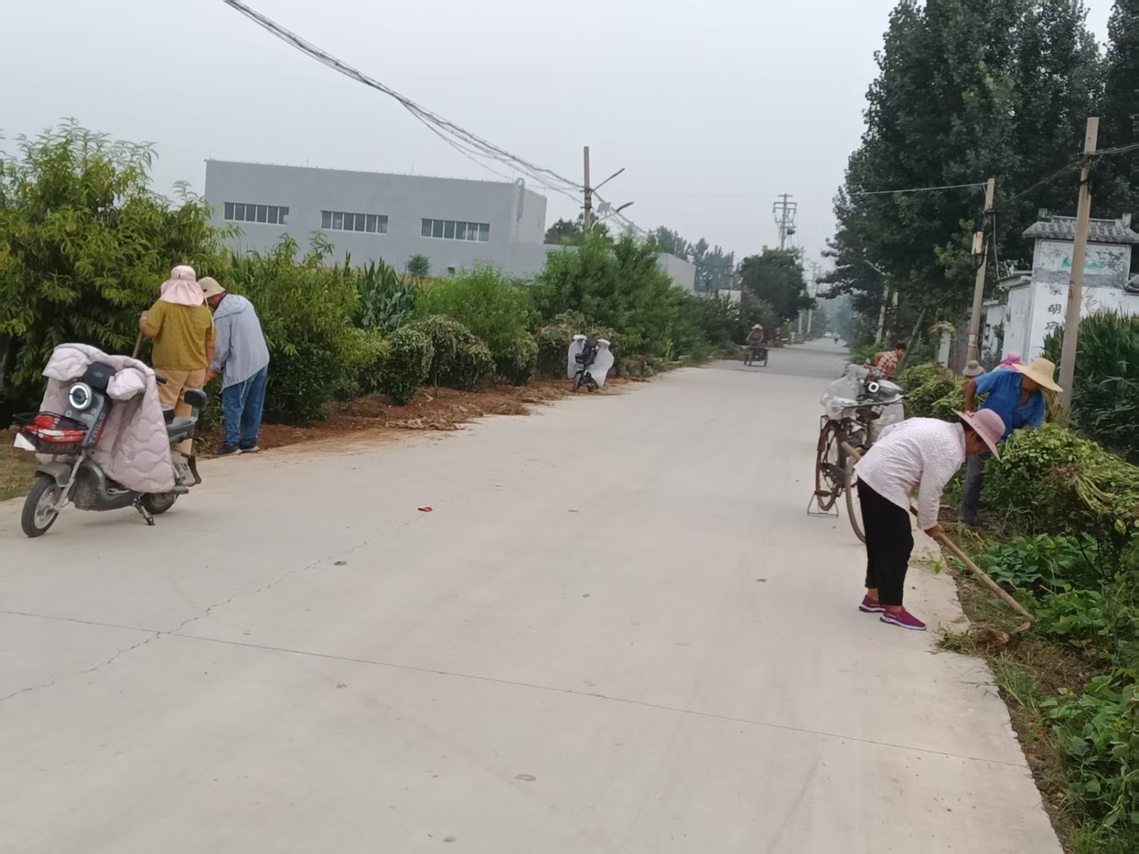 道路环卫岗,各管区、村常态化开展镇村人居环境整治。