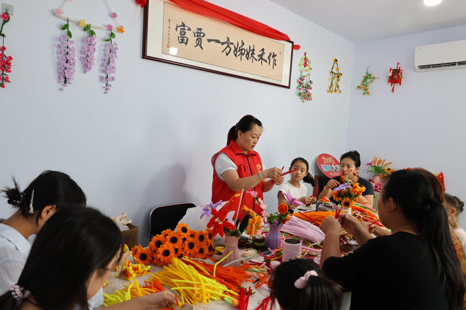 在七夕传统佳节来临之际，柴胡店镇新时代文明实践所依托贾楼村级姊妹手工作坊，开展“巧手乞巧·花韵七夕”扭扭棒玫瑰花手工制作主题活动