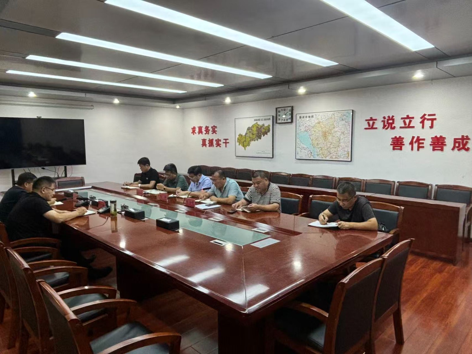 在镇北二楼会议室主持召开相关工作会议