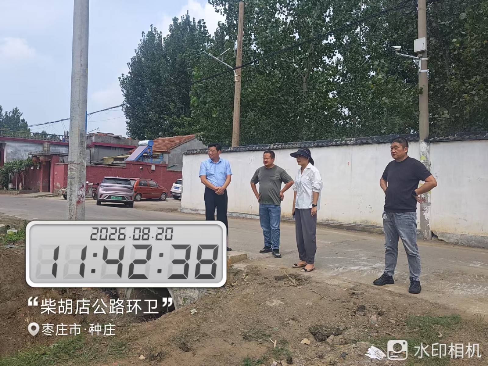 党委副书记、镇长方梅督导环境卫生工作。
