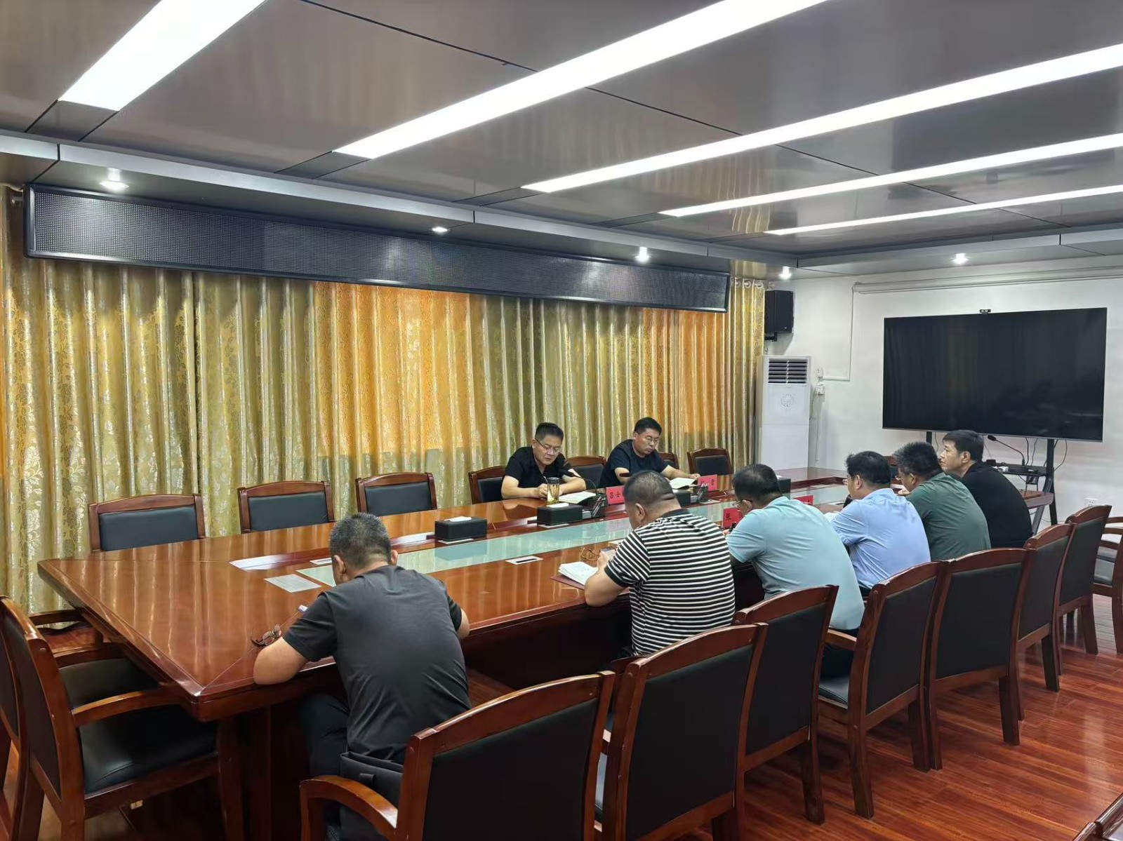 在镇北二楼会议室主持召开相关工作会议