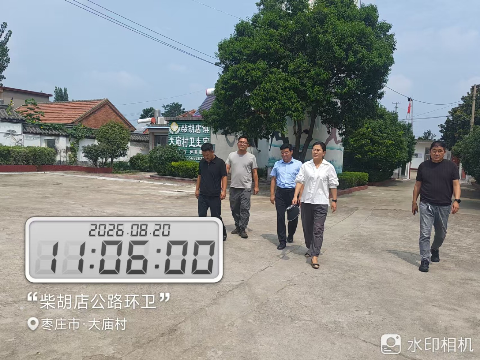 党委副书记、镇长方梅督导环境卫生工作。