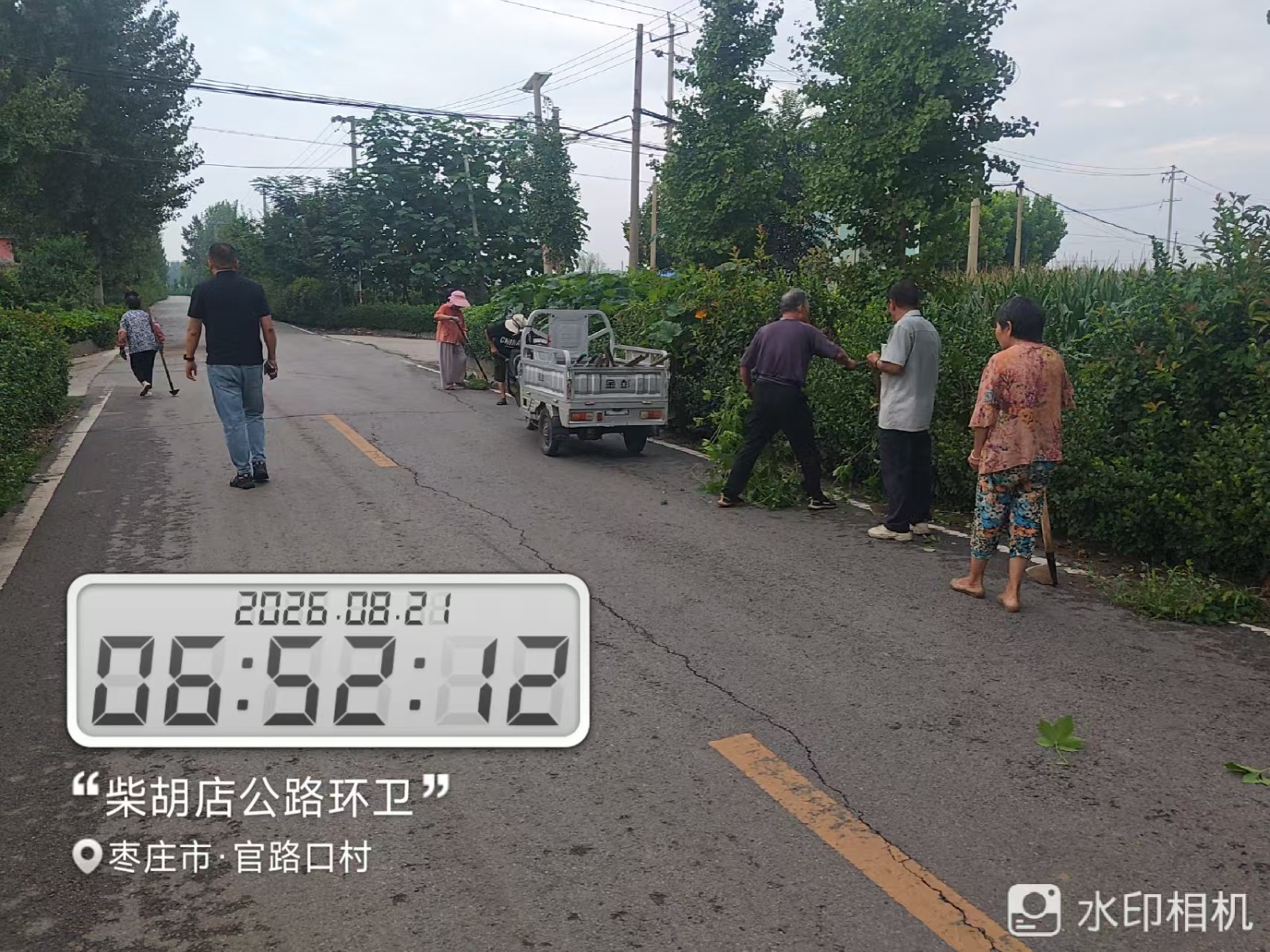 道路环卫岗，各管区、村常态化开展镇村人居环境整治。