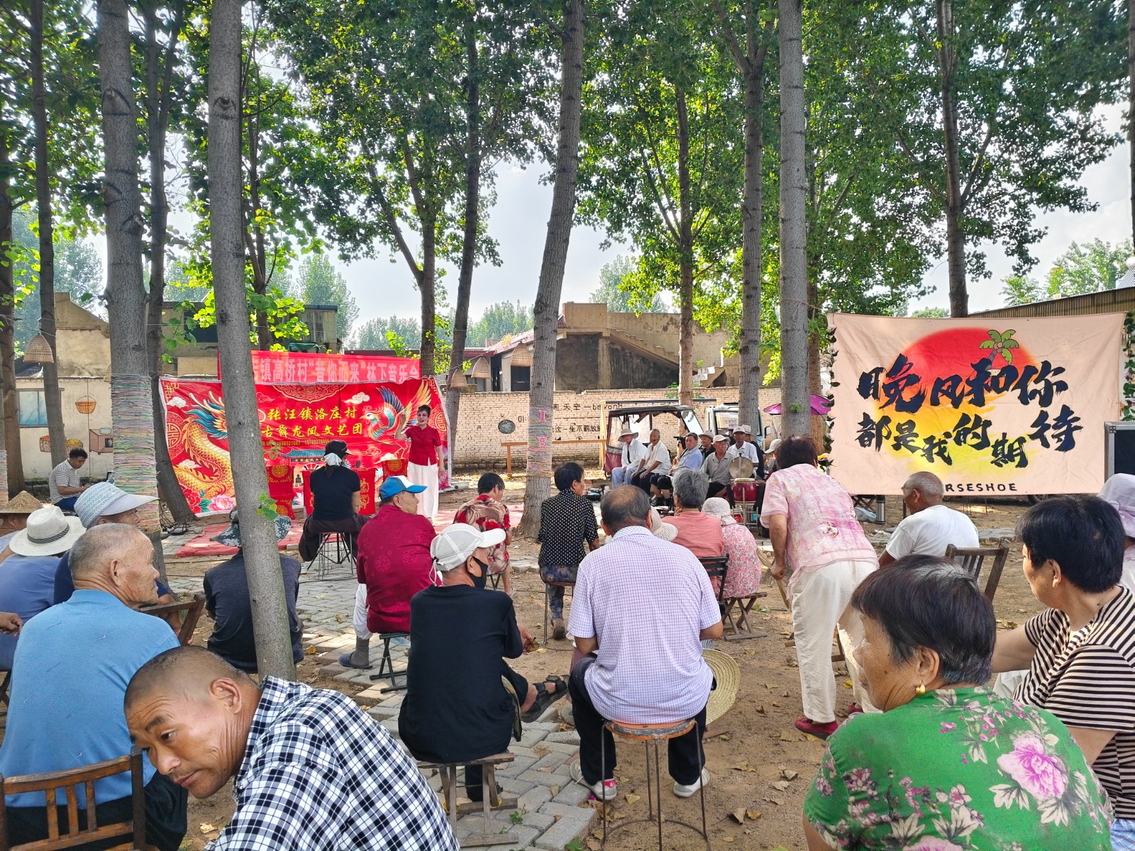 高桥村举办戏曲演出活动，丰富辖区村民的精神文化生活。