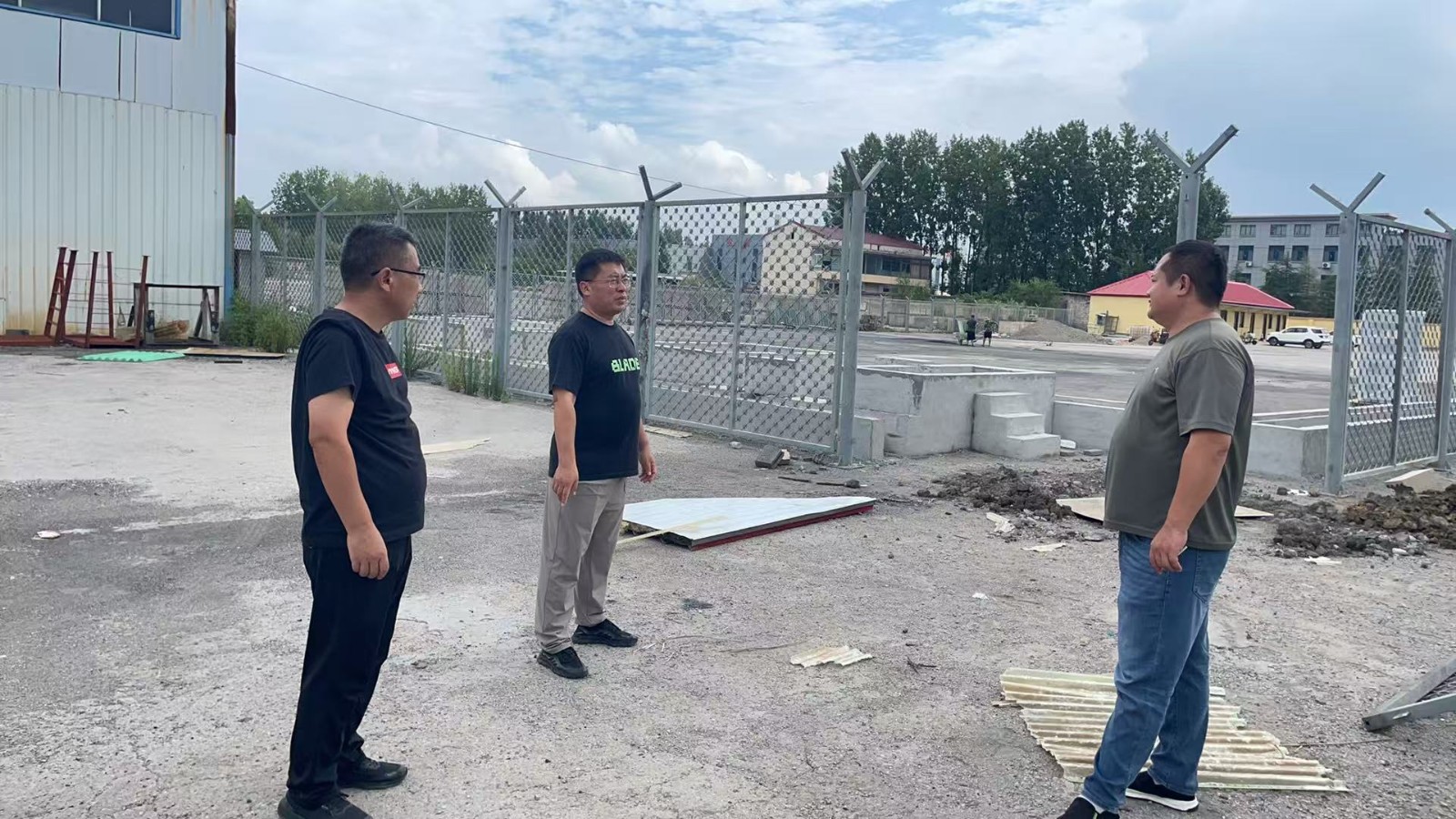 镇领导胡雷到振兴庄督导乱占耕地建房图斑整改工作。