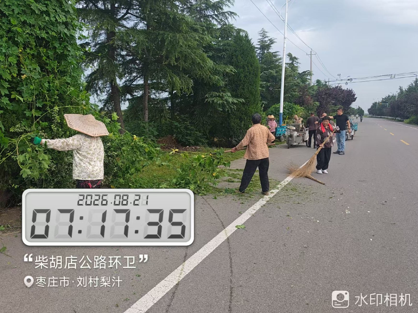 道路环卫岗，各管区、村常态化开展镇村人居环境整治。