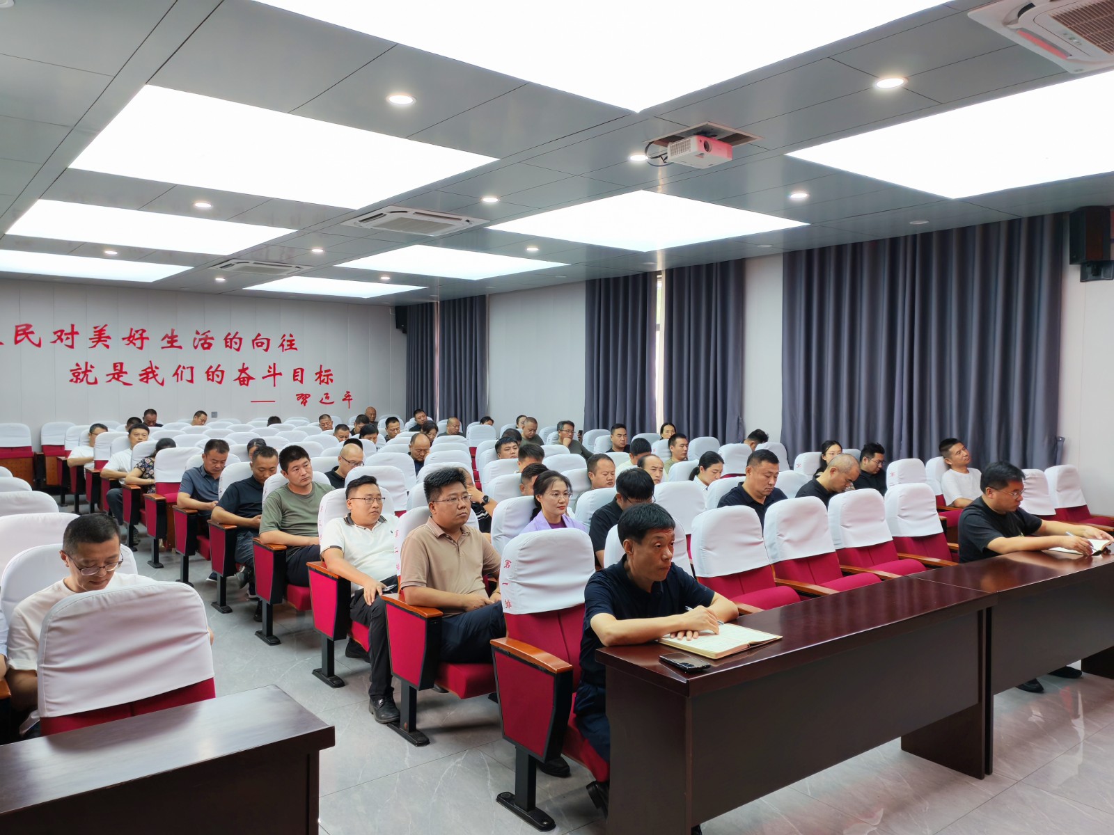 在镇南二楼会议室召开柴胡店镇常态化帮扶工作会议
