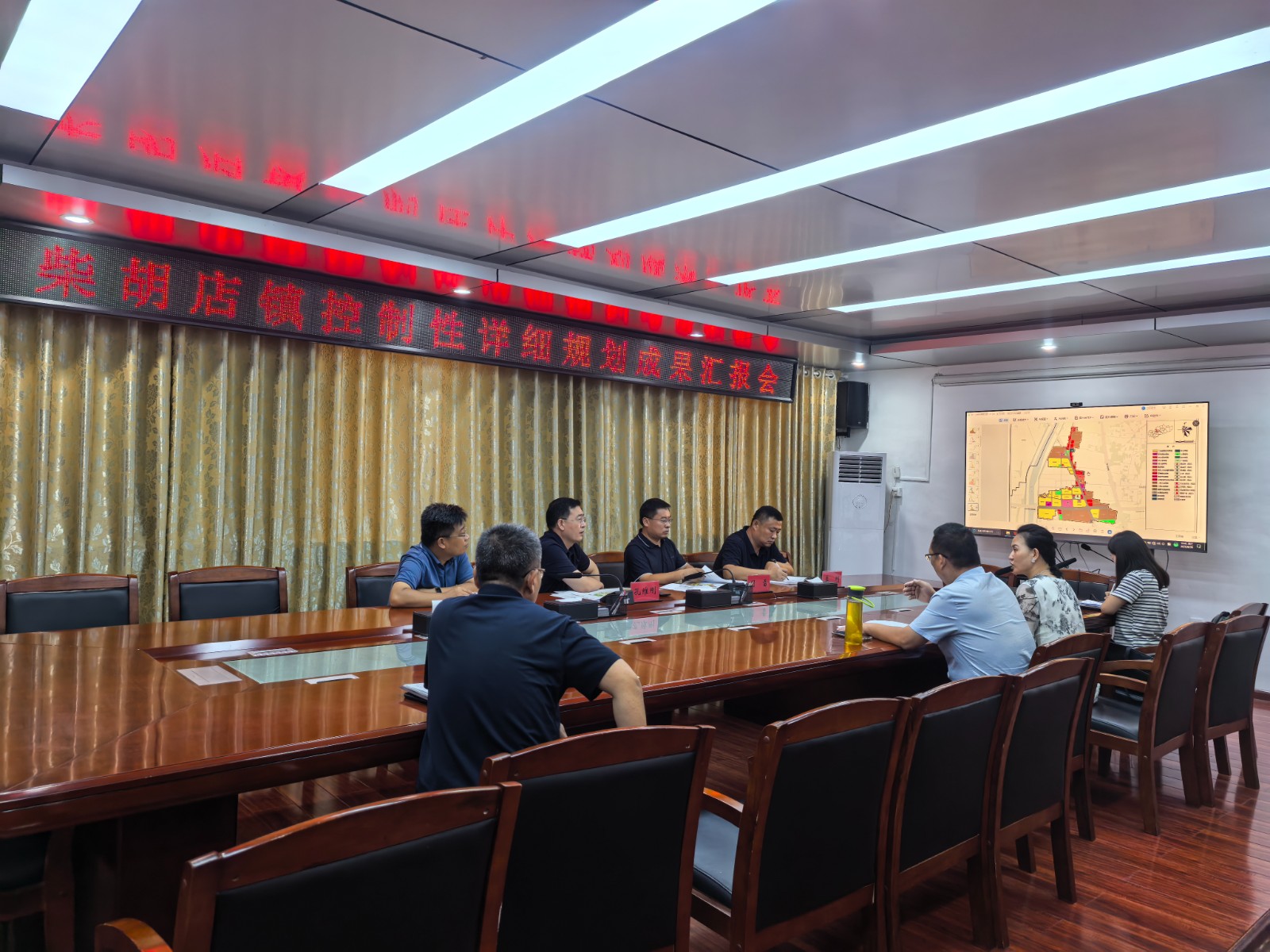 在镇北二楼会议室主持召开柴胡店镇控制性详细规划成果汇报会。