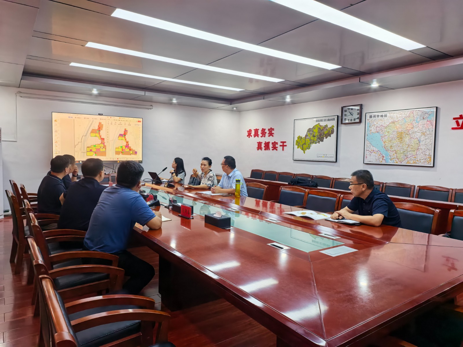 在镇北二楼会议室主持召开柴胡店镇控制性详细规划成果汇报会。2