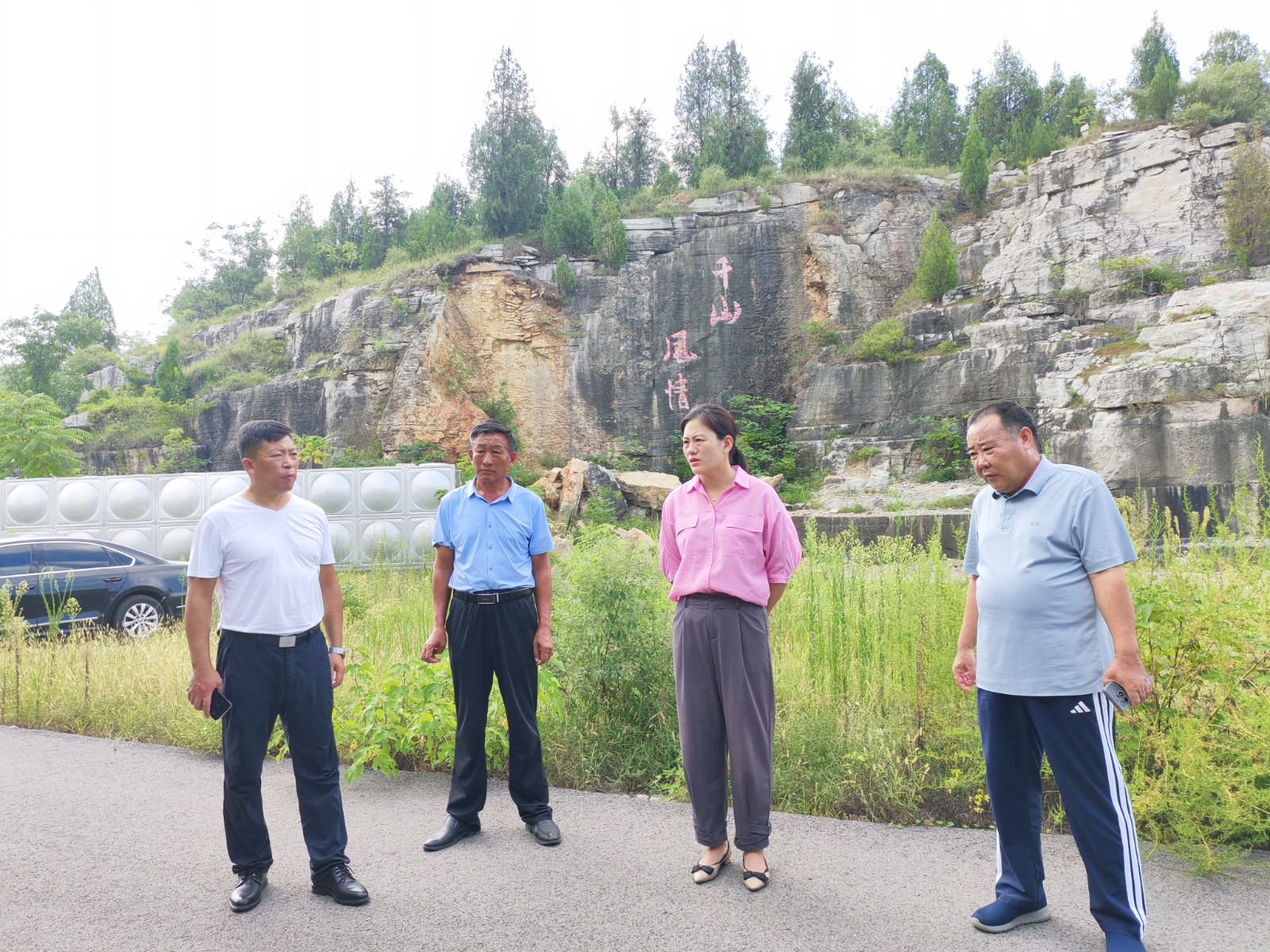 党委副书记、镇长方梅实地调研辖区乡村振兴产业项目，孙彦固，乡村振兴办、管区、村、项目负责人参加调研。