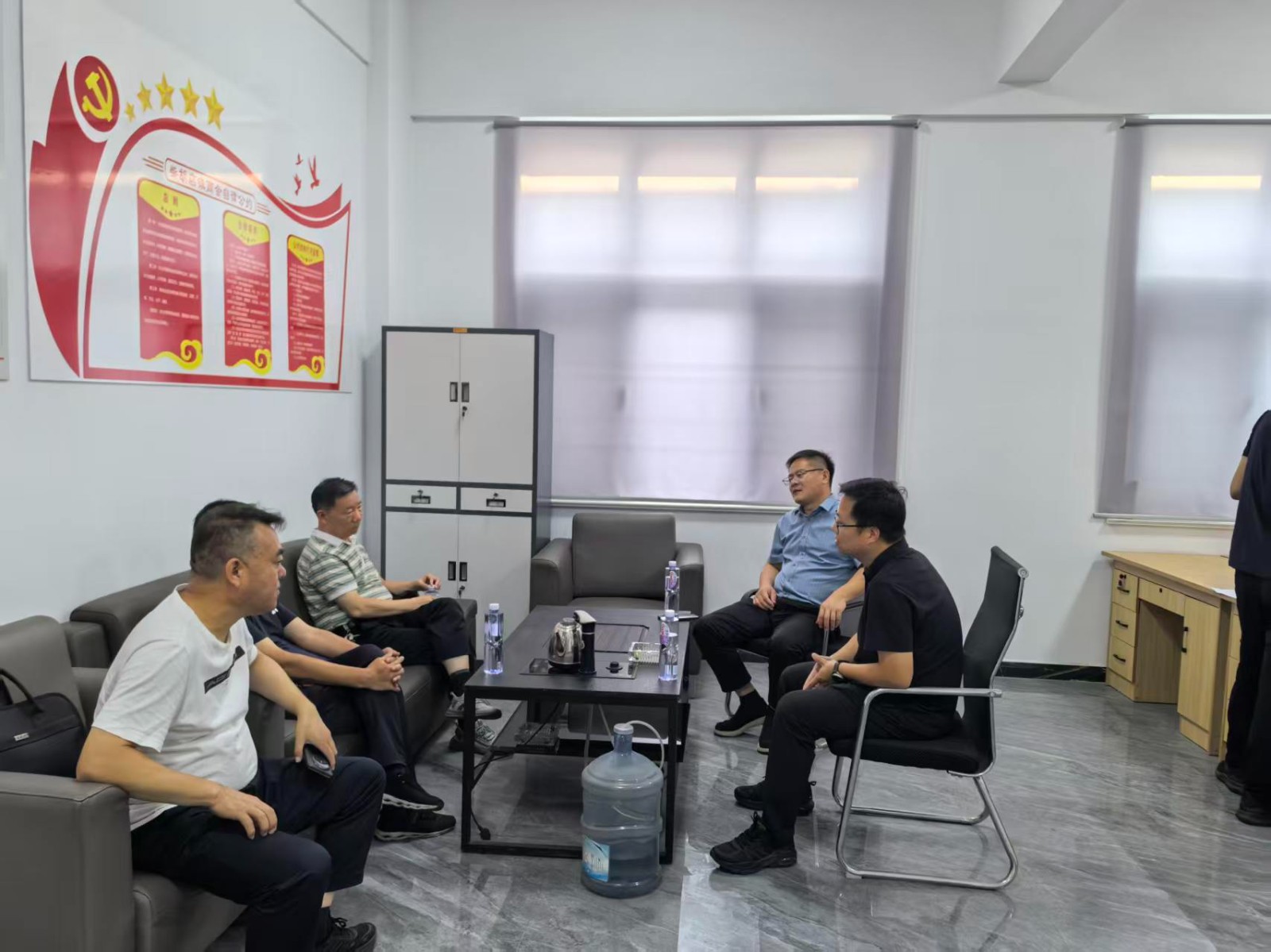 市委社会工作部督导社会组织专项整顿工作，镇领导吕士曦、王凯陪同