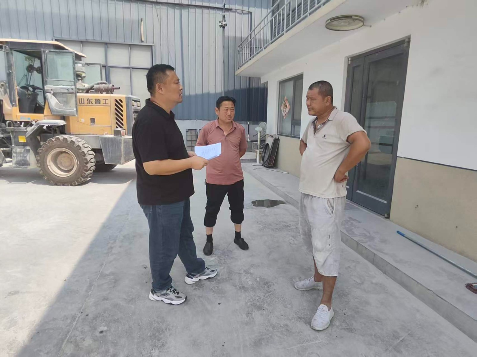 镇领导李刚督导相关工作。