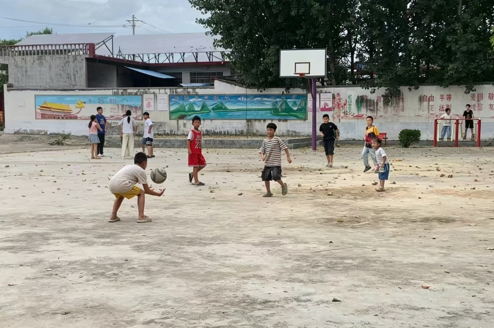 踢球