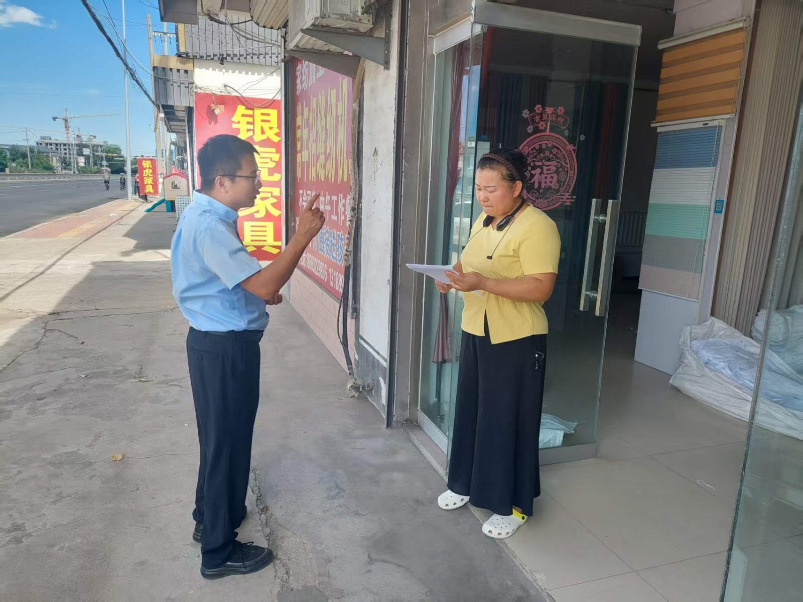 镇领导李大民带领应急消防岗开展安全检查及彩钢泡沫夹芯板排查整治