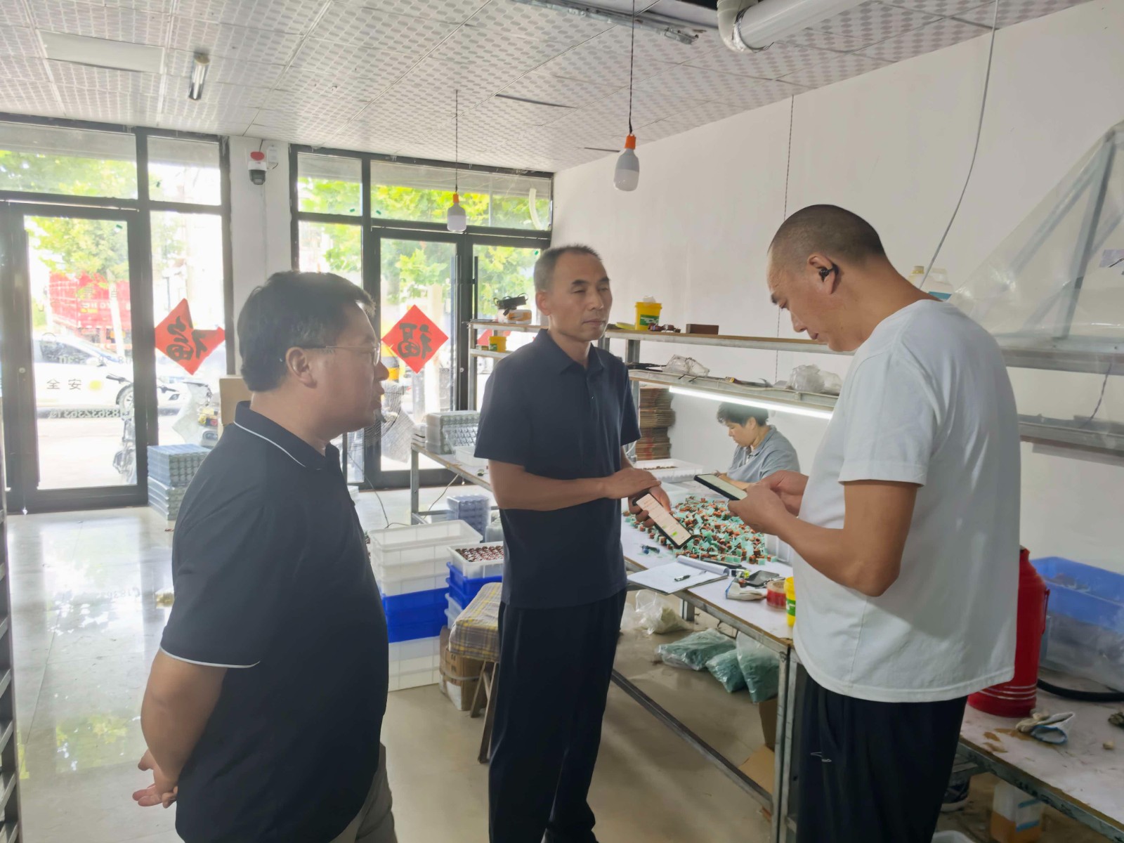 镇领导胡雷带队到生产经营单位进行安全检查。