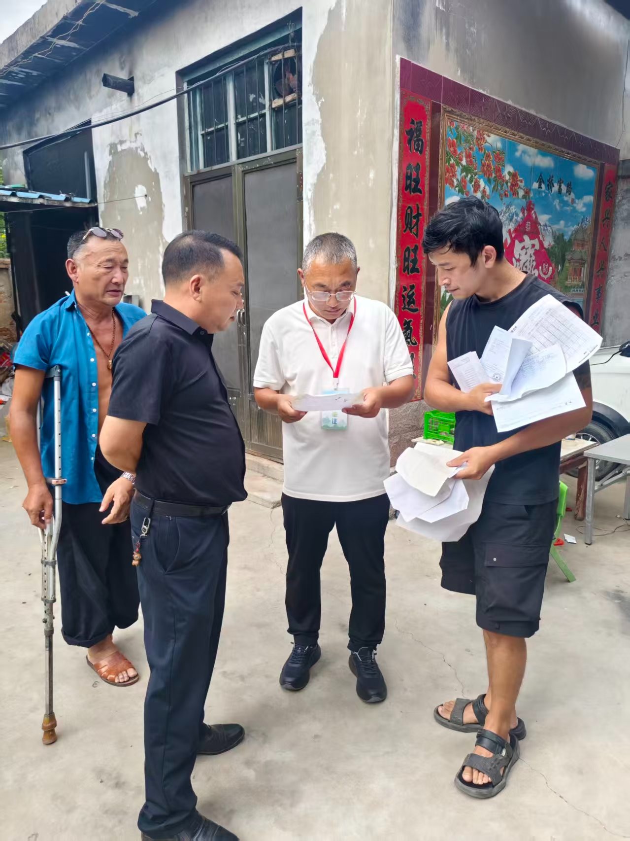 民政事务岗组织人员入村开展低保户生活状况复核工作