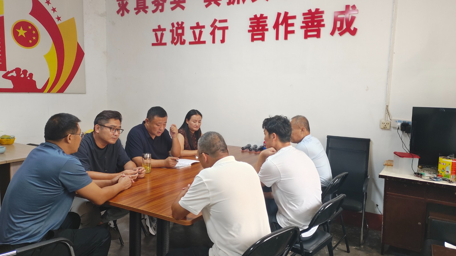 镇领导刘斌、李刚到刘村管区调度养老机构工作进展情况。