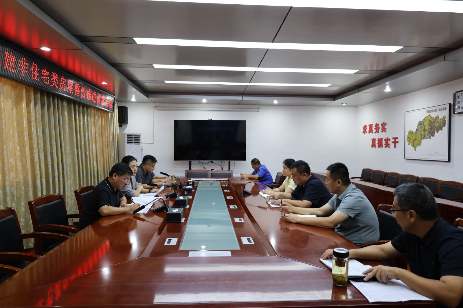 柴胡店镇在镇北二楼会议室召开乱占耕地建非住宅类房屋整治推进调度会议2