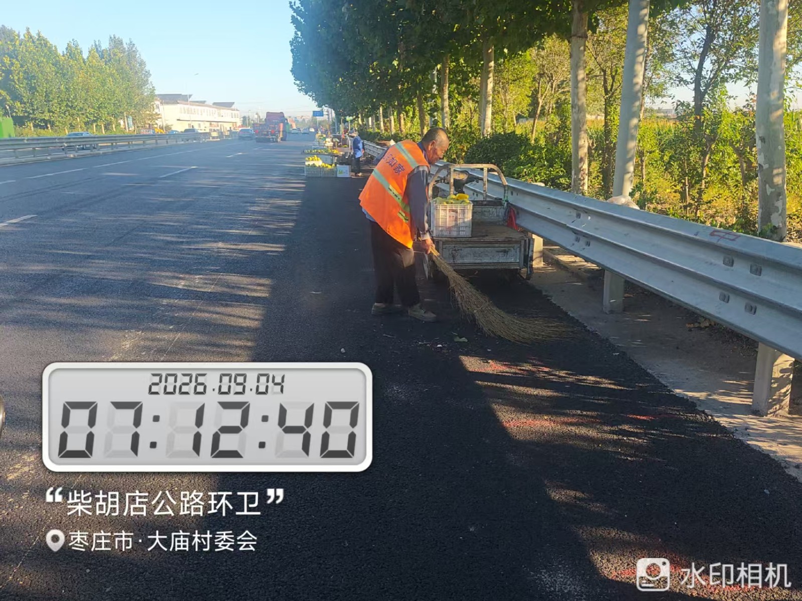 道路环卫岗常态化开展人居环境整治工作。