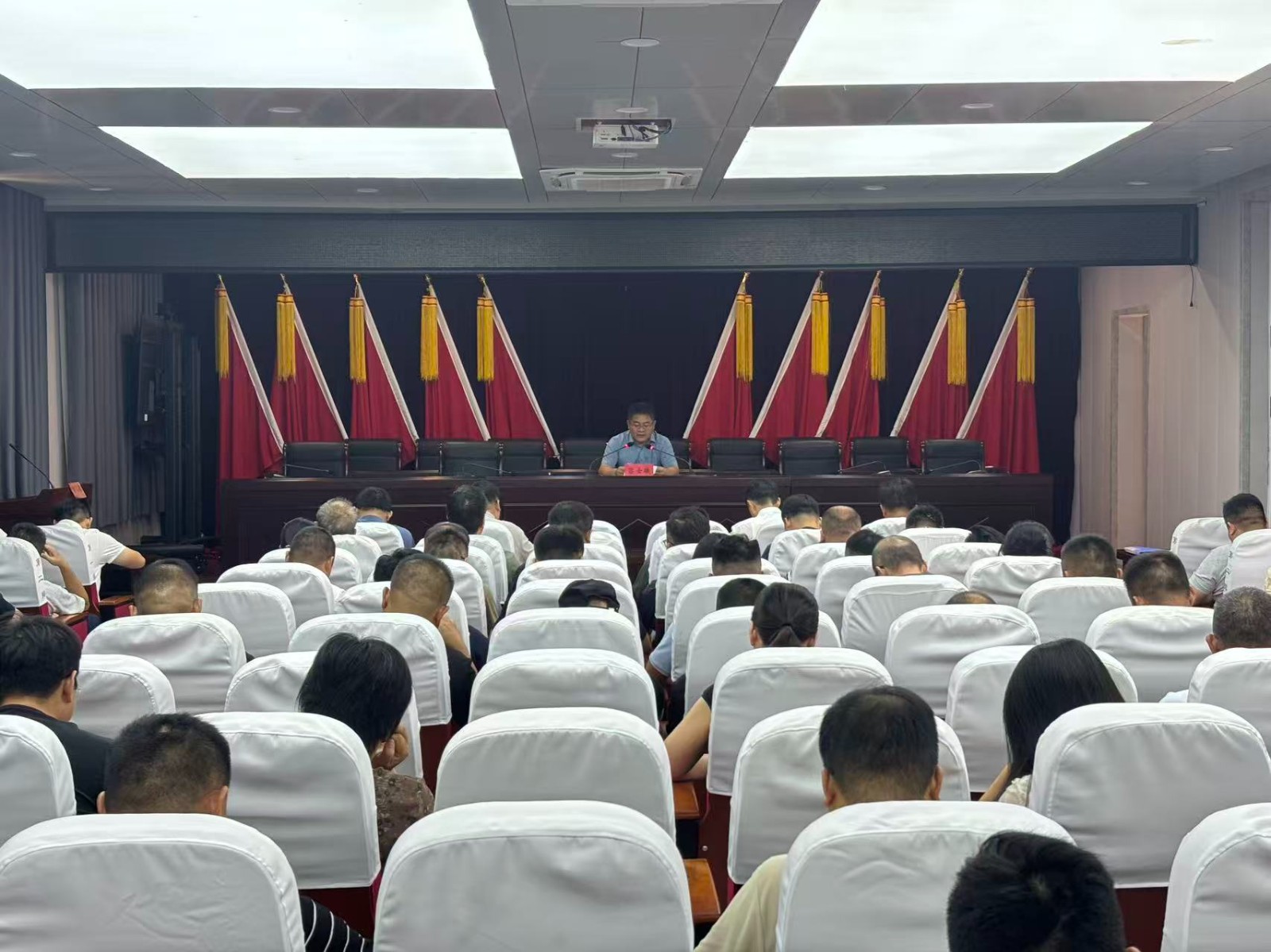 在镇南二楼会议室召开周一例会