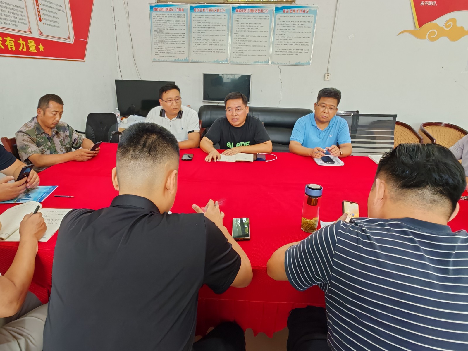 镇领导胡雷、马运喜到大官管区召开村干部会议，安排三秋安全生产及近期重点工作。