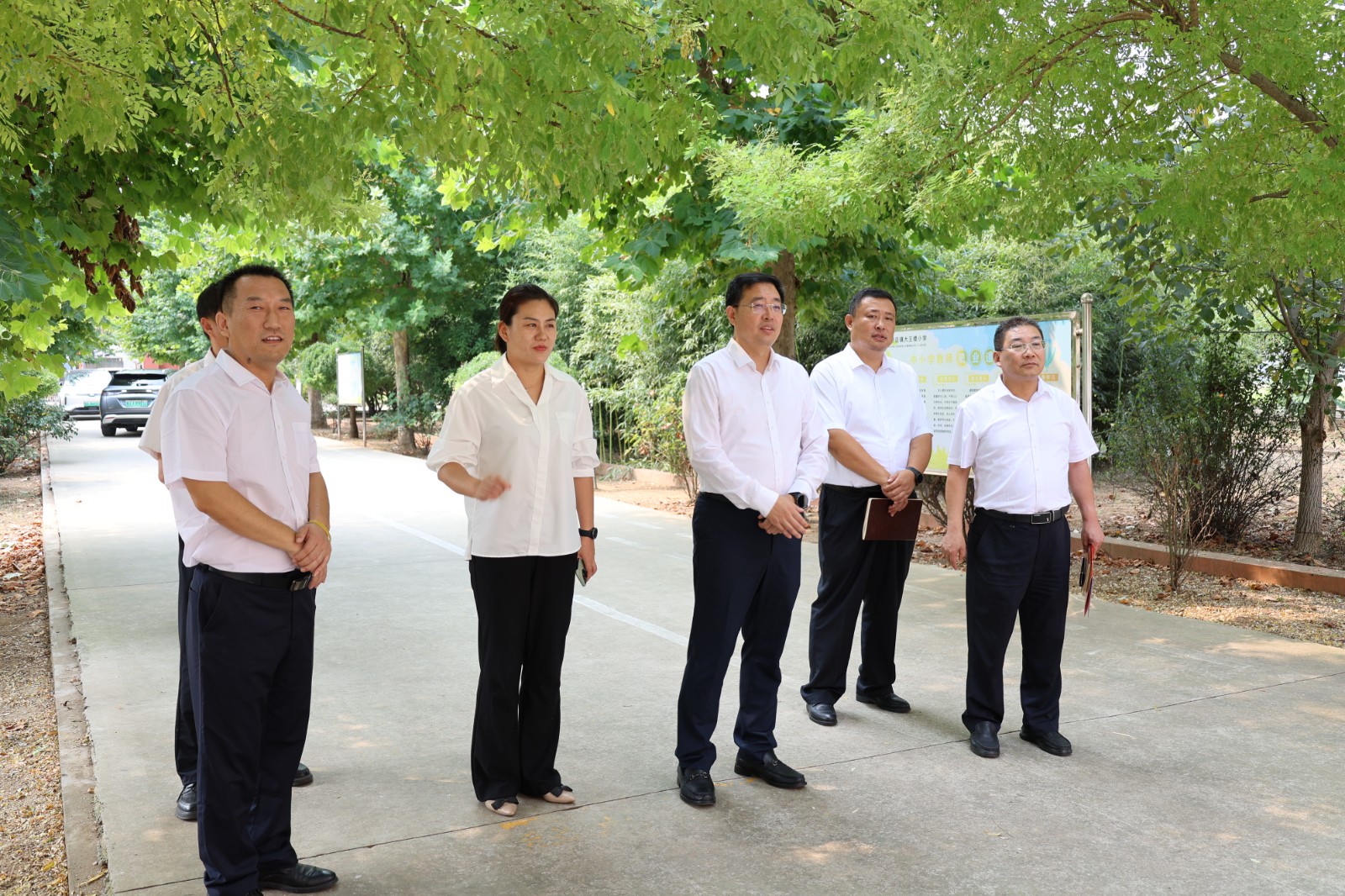 柴胡店镇党委书记孔维刚，党委副书记、镇长方梅带队开展教师节走访慰问活动，深入中小学校，走访慰问一线教师，向他们致以节日的祝贺和诚挚问候。镇领导李刚陪同。