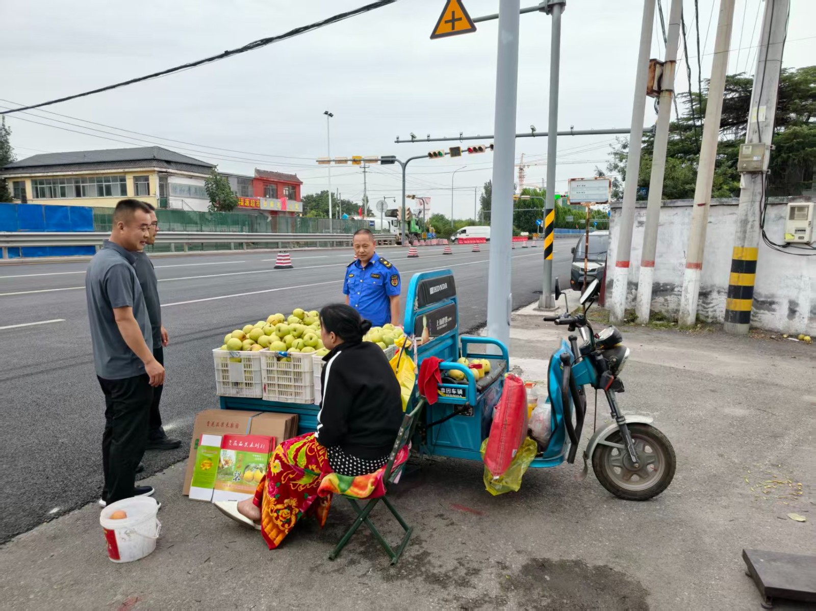 执法中队整治镇容镇貌,规范商户经营。