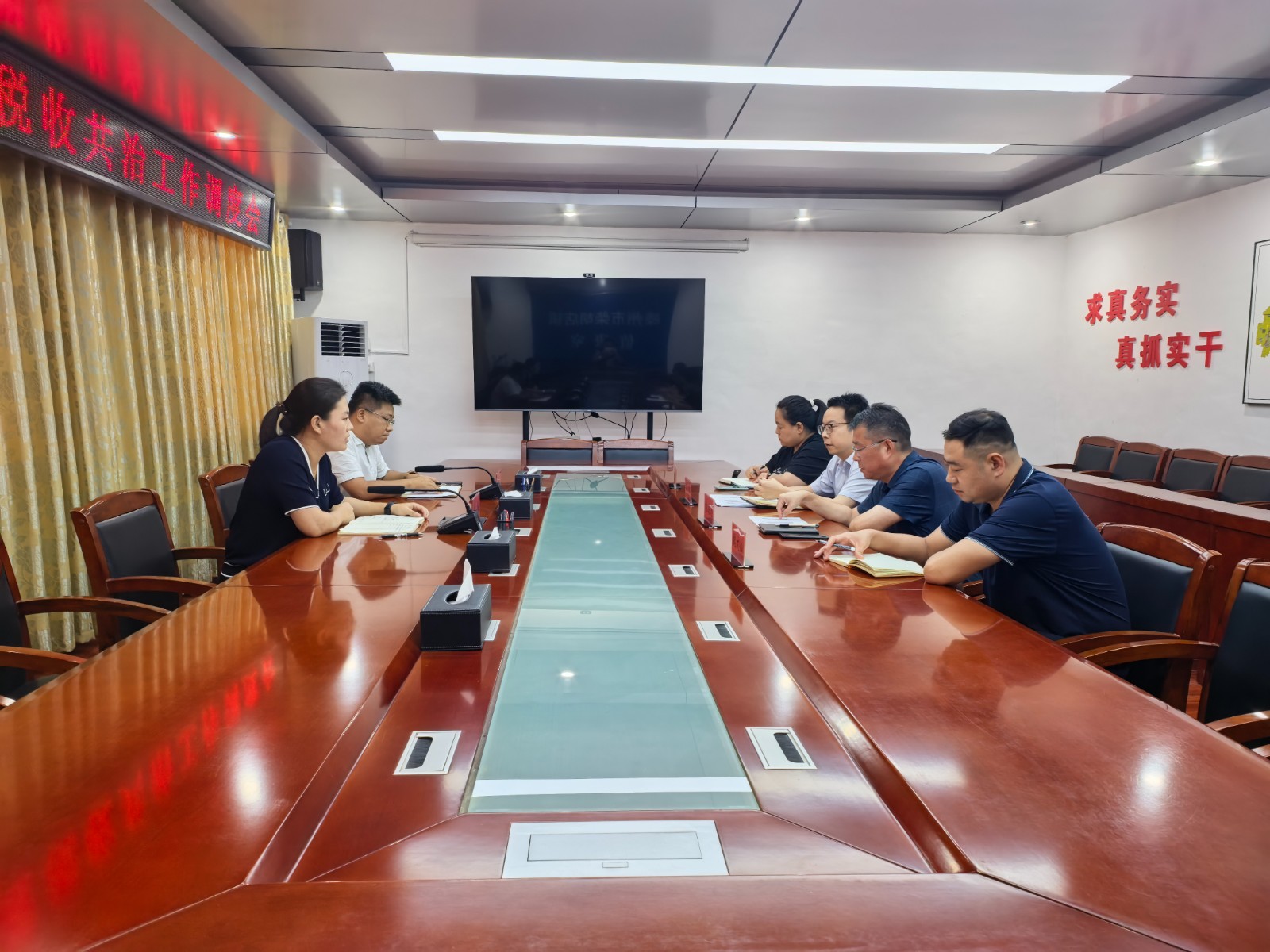 在镇北二楼会议室召开柴胡店镇经济运行暨税收共治工作调度会议。