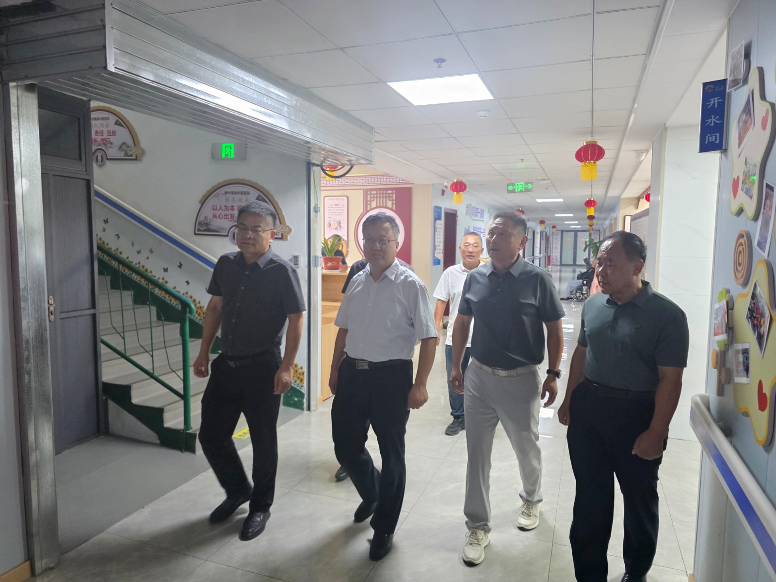 枣庄福彩中心党组书记张凯一行来柴胡店镇滕州市第一敬老院进行走访慰问,镇领导吕士曦陪同。